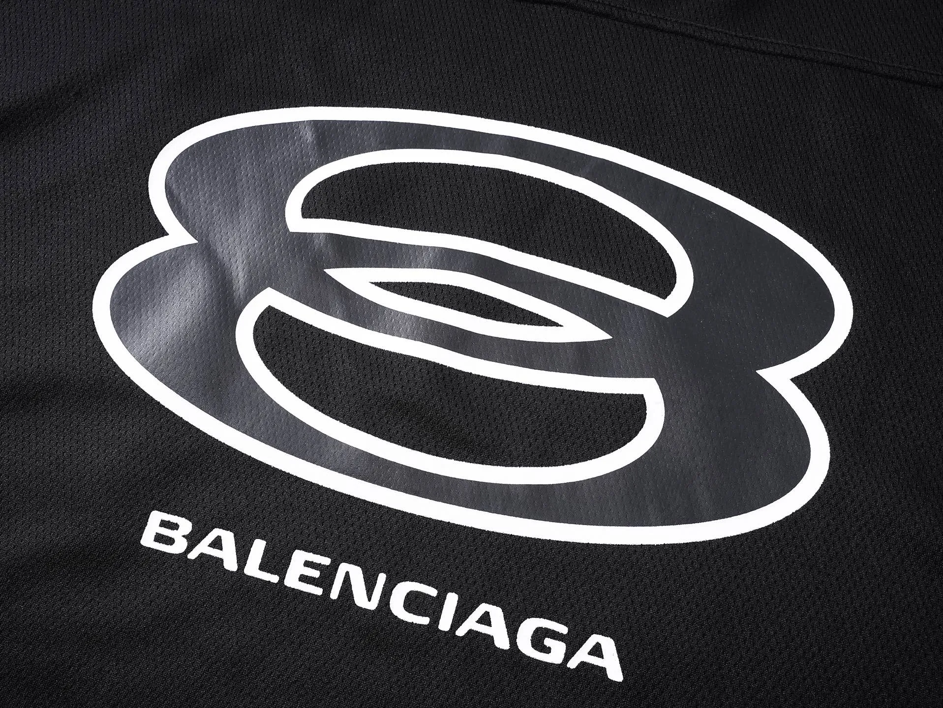 🅿️210 Actual pictures [Top version. Official website quality] BALENCI*GA/Paris double ring LOGO printed back No. 25 short-sleeved jersey. The collar adopts computer laser rib top collar, no shoulder seams, and extra-heavy craftsmanship. SS25 latest model. Research and development at the first time, different market currencies. Comparisons welcome. The fabric is made of custom-woven sports fabric that absorbs moisture and is comfortable and dry. Whether you are doing sports or fitness or going out on the street every day, you can easily become the center of attention. Stretch ribbing at neckline. Weighing 220 grams, the cloth surface is clean. The cloth pattern is clear, soft and comfortable. The threads are dyed with no color difference. The printing uses imported environmentally friendly rubber paddles, and the pattern letters are clear, three-dimensional and without burrs. Jubie market produces pictures based on pictures. Welcome to compare. The version adopts OS loose shoulder design. Same style for men and women. Code: BL253735 Color: black, red Size: XS S M L