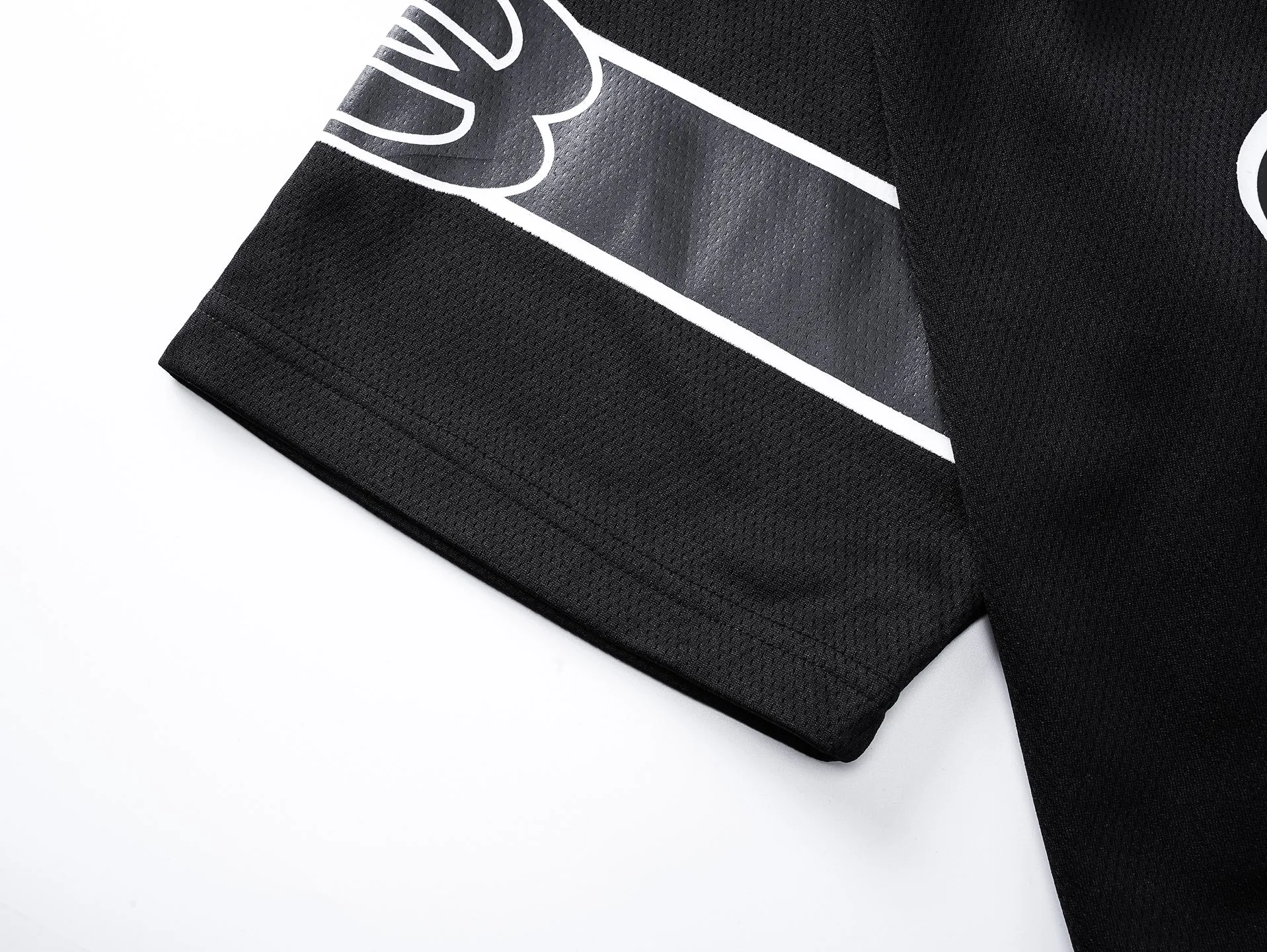 🅿️210 Actual pictures [Top version. Official website quality] BALENCI*GA/Paris double ring LOGO printed back No. 25 short-sleeved jersey. The collar adopts computer laser rib top collar, no shoulder seams, and extra-heavy craftsmanship. SS25 latest model. Research and development at the first time, different market currencies. Comparisons welcome. The fabric is made of custom-woven sports fabric that absorbs moisture and is comfortable and dry. Whether you are doing sports or fitness or going out on the street every day, you can easily become the center of attention. Stretch ribbing at neckline. Weighing 220 grams, the cloth surface is clean. The cloth pattern is clear, soft and comfortable. The threads are dyed with no color difference. The printing uses imported environmentally friendly rubber paddles, and the pattern letters are clear, three-dimensional and without burrs. Jubie market produces pictures based on pictures. Welcome to compare. The version adopts OS loose shoulder design. Same style for men and women. Code: BL253735 Color: black, red Size: XS S M L