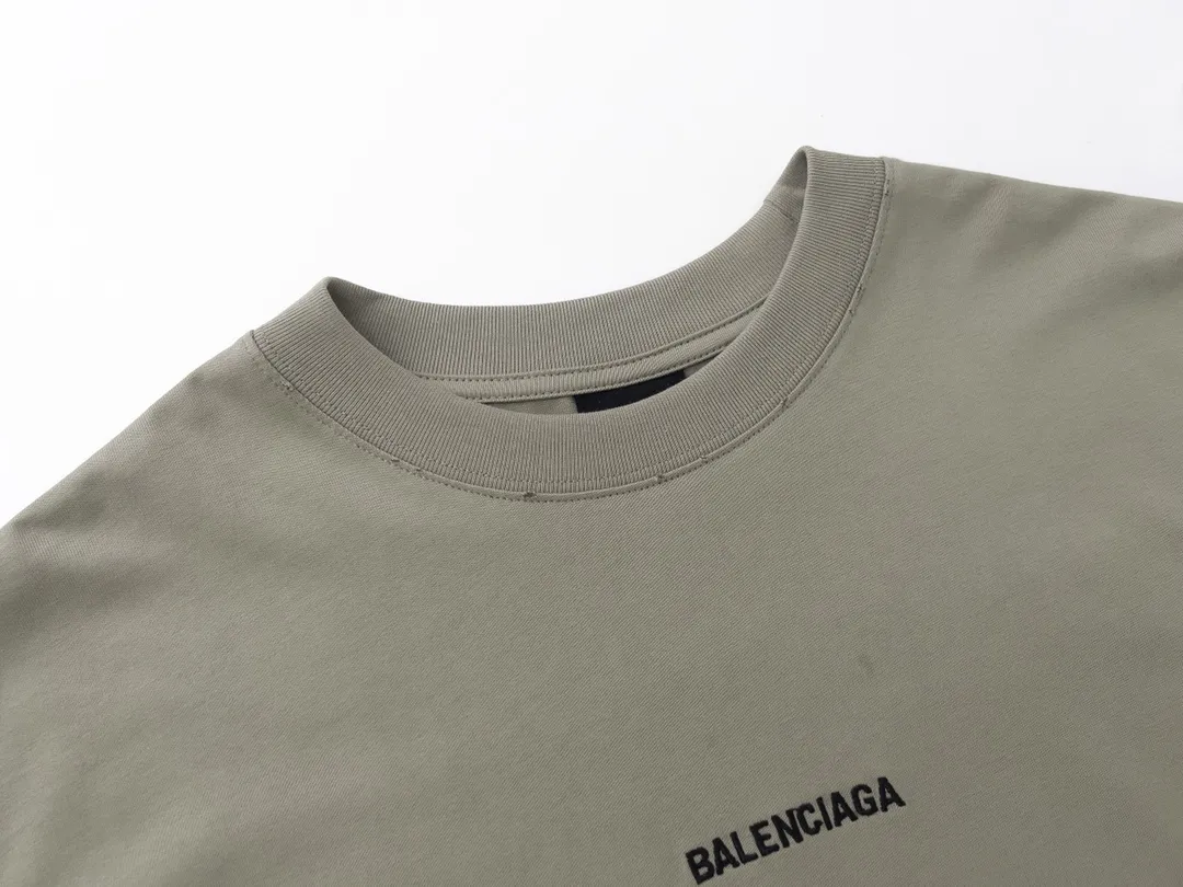 🅿️174 Detailed picture [Top version. Official website quality] BALENCI*GA/Paris#Classic style. Classic letter embroidery on the front and back. Ready-to-wear worn short-sleeved T-shirt #2023 spring and summer brick cabinet synchronization.                       The fabric is made of Paris ZP custom-woven and dyed cotton double yarn, weighing 260 grams. The cloth surface is clean. The cloth pattern is clear, soft and comfortable. The threads are dyed with no color difference. The classic letters are embroidered with imported embroidery machines, the letters are clear and the effect is three-dimensional. The garments are distressed and hand-worn. Restore the brick cabinet, adopt the OS loose shoulder version. Same style for men and women. Code: BL223006 Color: smoke gray, purple, light green, peacock blue, black, rice coffee, gray green Size: XS S M L