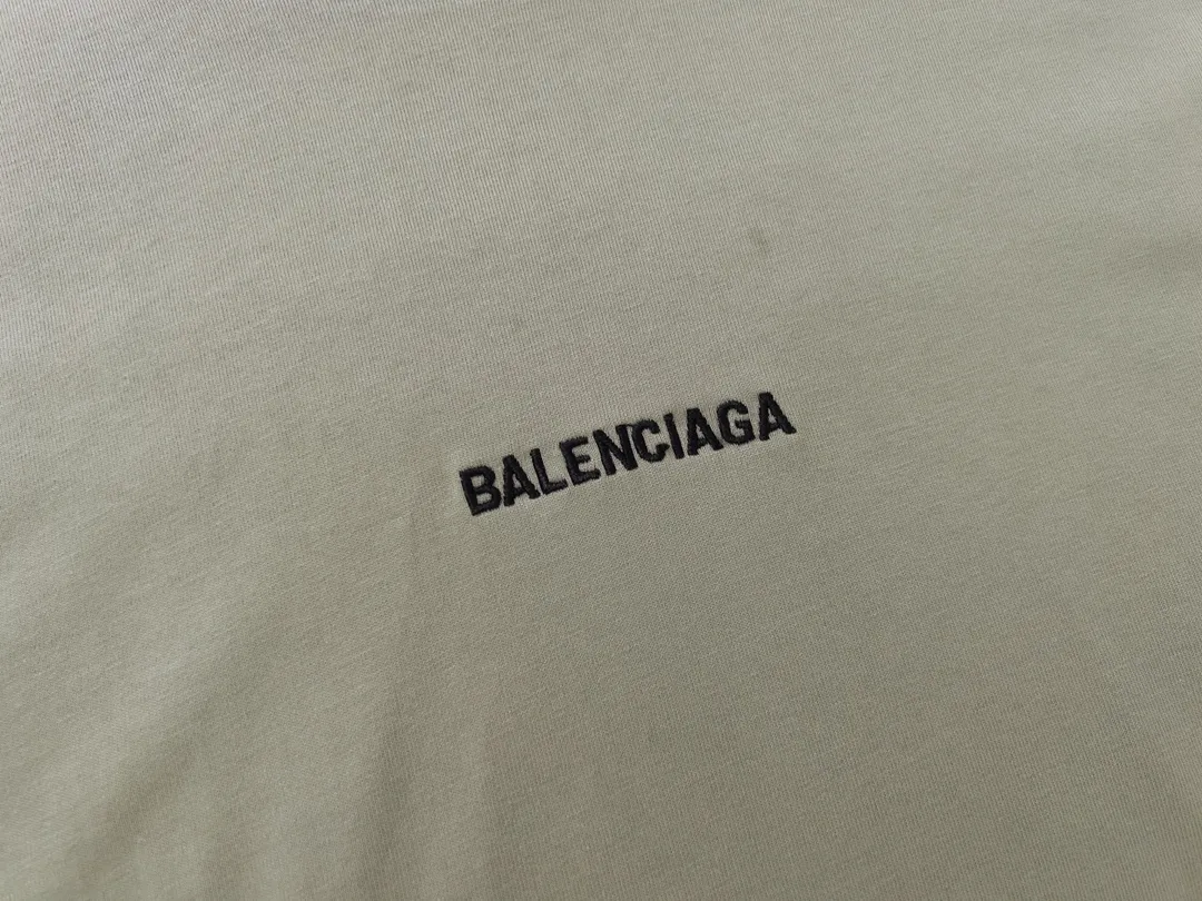🅿️174 Detailed picture [Top version. Official website quality] BALENCI*GA/Paris#Classic style. Classic letter embroidery on the front and back. Ready-to-wear worn short-sleeved T-shirt #2023 spring and summer brick cabinet synchronization.                       The fabric is made of Paris ZP custom-woven and dyed cotton double yarn, weighing 260 grams. The cloth surface is clean. The cloth pattern is clear, soft and comfortable. The threads are dyed with no color difference. The classic letters are embroidered with imported embroidery machines, the letters are clear and the effect is three-dimensional. The garments are distressed and hand-worn. Restore the brick cabinet, adopt the OS loose shoulder version. Same style for men and women. Code: BL223006 Color: smoke gray, purple, light green, peacock blue, black, rice coffee, gray green Size: XS S M L