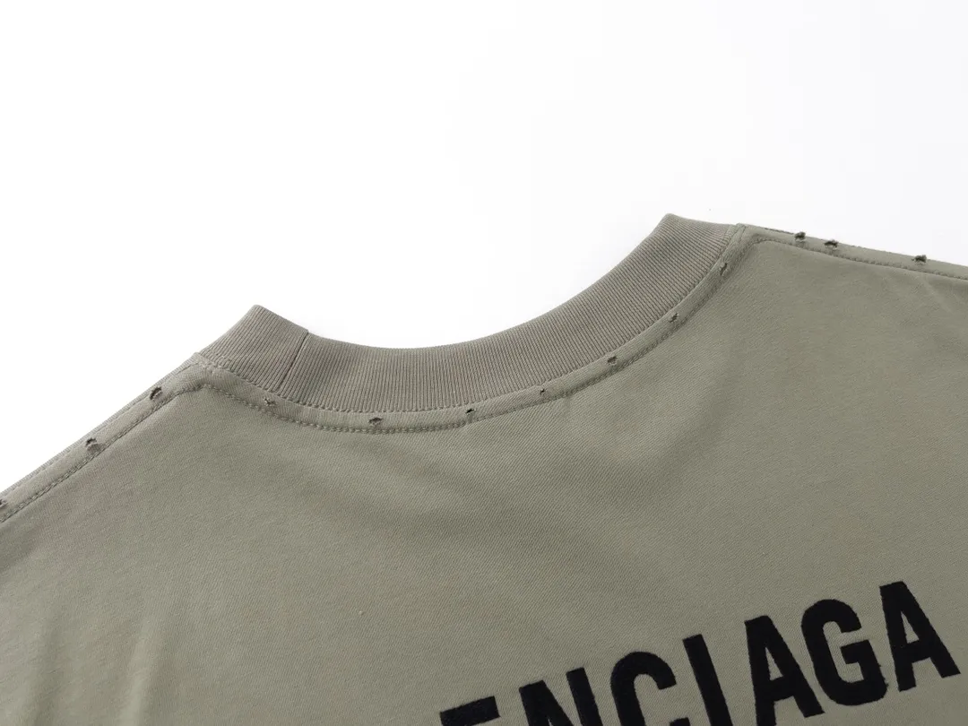 🅿️174 Detailed picture [Top version. Official website quality] BALENCI*GA/Paris#Classic style. Classic letter embroidery on the front and back. Ready-to-wear worn short-sleeved T-shirt #2023 spring and summer brick cabinet synchronization.                       The fabric is made of Paris ZP custom-woven and dyed cotton double yarn, weighing 260 grams. The cloth surface is clean. The cloth pattern is clear, soft and comfortable. The threads are dyed with no color difference. The classic letters are embroidered with imported embroidery machines, the letters are clear and the effect is three-dimensional. The garments are distressed and hand-worn. Restore the brick cabinet, adopt the OS loose shoulder version. Same style for men and women. Code: BL223006 Color: smoke gray, purple, light green, peacock blue, black, rice coffee, gray green Size: XS S M L