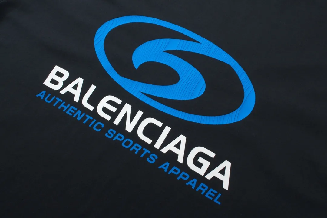 🅿️180 detailed pictures [Top version. Official website quality] BALENCI*GA/Paris. 2024 new style. New LOGO straight crack printed ready-to-wear frayed distressed short-sleeved T-shirt, brick cabinet synchronization. Genuine product developed at the first time, happy to print and compare! The fabric is made of Paris ZP custom-woven and dyed cotton double yarn. Weighing 260 grams, the cloth surface is clean. The cloth pattern is clear, soft and comfortable. The threads are dyed with no color difference. The classic LOGO is printed using environmentally friendly imported materials, with clear straight-crack pattern letters and a three-dimensional effect. Restored brick cabinet. Ready-made garments are washed, worn and distressed. Different market currency. Welcome to compare. The version adopts OS loose shoulder design. Same style for men and women. Code: BL223305 Color: gray blue, apricot, yellow Size: XS to L