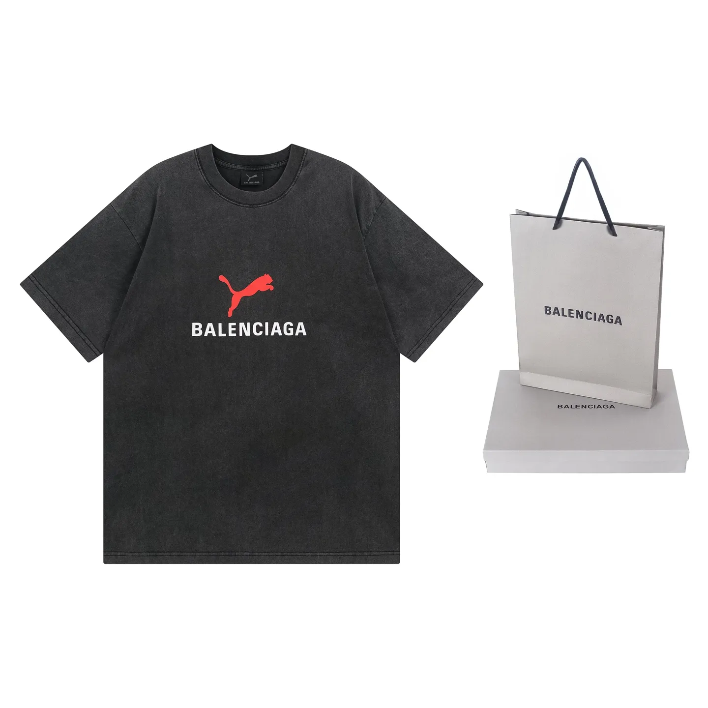 🅿️180 real photos [Top version. Official website quality] BALENCI*GA/26 new model. Paris co-branded puma series front printed washed short-sleeved T-shirt # SS26 latest model. Research and development at the first time, different market currencies. Comparisons welcome. The fabric is made of Paris ZP custom-woven and dyed cotton double yarn. Weighing 260 grams, the cloth surface is clean. The cloth pattern is clear, soft and comfortable. The threads are dyed with no color difference. The printing uses environmentally friendly imported rubber paddles, with clear letters and no burrs. Strong three-dimensional effect. Garment washing water. Jubie market currency. Welcome to compare. The version adopts OS loose shoulder design. Same style for men and women. Code: BL253716 Color: washed black, red, off-white Size: XS S M L