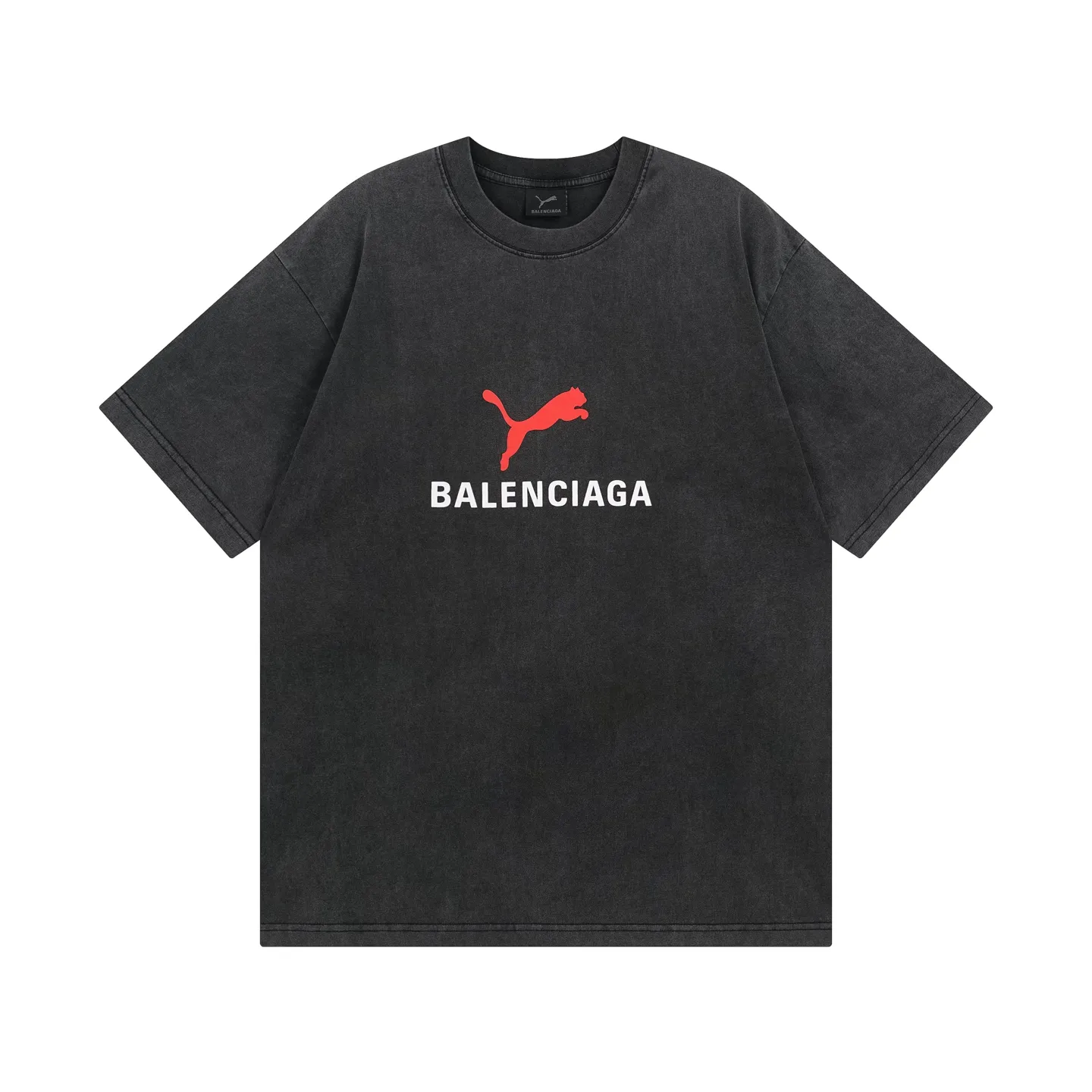🅿️180 real photos [Top version. Official website quality] BALENCI*GA/26 new model. Paris co-branded puma series front printed washed short-sleeved T-shirt # SS26 latest model. Research and development at the first time, different market currencies. Comparisons welcome. The fabric is made of Paris ZP custom-woven and dyed cotton double yarn. Weighing 260 grams, the cloth surface is clean. The cloth pattern is clear, soft and comfortable. The threads are dyed with no color difference. The printing uses environmentally friendly imported rubber paddles, with clear letters and no burrs. Strong three-dimensional effect. Garment washing water. Jubie market currency. Welcome to compare. The version adopts OS loose shoulder design. Same style for men and women. Code: BL253716 Color: washed black, red, off-white Size: XS S M L