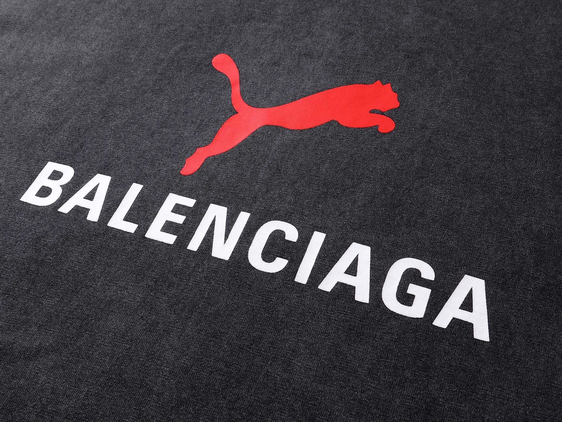 🅿️180 real photos [Top version. Official website quality] BALENCI*GA/26 new model. Paris co-branded puma series front printed washed short-sleeved T-shirt # SS26 latest model. Research and development at the first time, different market currencies. Comparisons welcome. The fabric is made of Paris ZP custom-woven and dyed cotton double yarn. Weighing 260 grams, the cloth surface is clean. The cloth pattern is clear, soft and comfortable. The threads are dyed with no color difference. The printing uses environmentally friendly imported rubber paddles, with clear letters and no burrs. Strong three-dimensional effect. Garment washing water. Jubie market currency. Welcome to compare. The version adopts OS loose shoulder design. Same style for men and women. Code: BL253716 Color: washed black, red, off-white Size: XS S M L