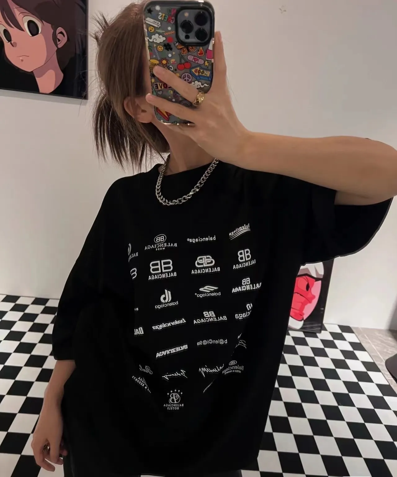 ♻️💯Upper body reference model picture❤The top version of Balenciaga BALENCIAGA is fully printed with LOGO slogans. The same style pure cotton loose short-sleeved T-shirt for male and female couples stars. Balenciaga was founded by Cristobal Balenciaga, a great genius designer who is known as representing the twentieth century. For more than half a century since the brand was founded, Balenciaga has been famous in the fashion industry for its fashion and elegance. You can find any of your favorite logos on the front and back of this piece, Ness.  The front and rear printing uses low-coverage screen printing technology, and the glue is imported. The printing is very delicate, and the scratched out problems are very clear and there are no burrs. The fabric is made of 280g double-ply double-yarn pure cotton loose fabric, which is loose and breathable, has good drying effect, full drape and skin toning. Color: Black White Pink Size: XS-L P:240