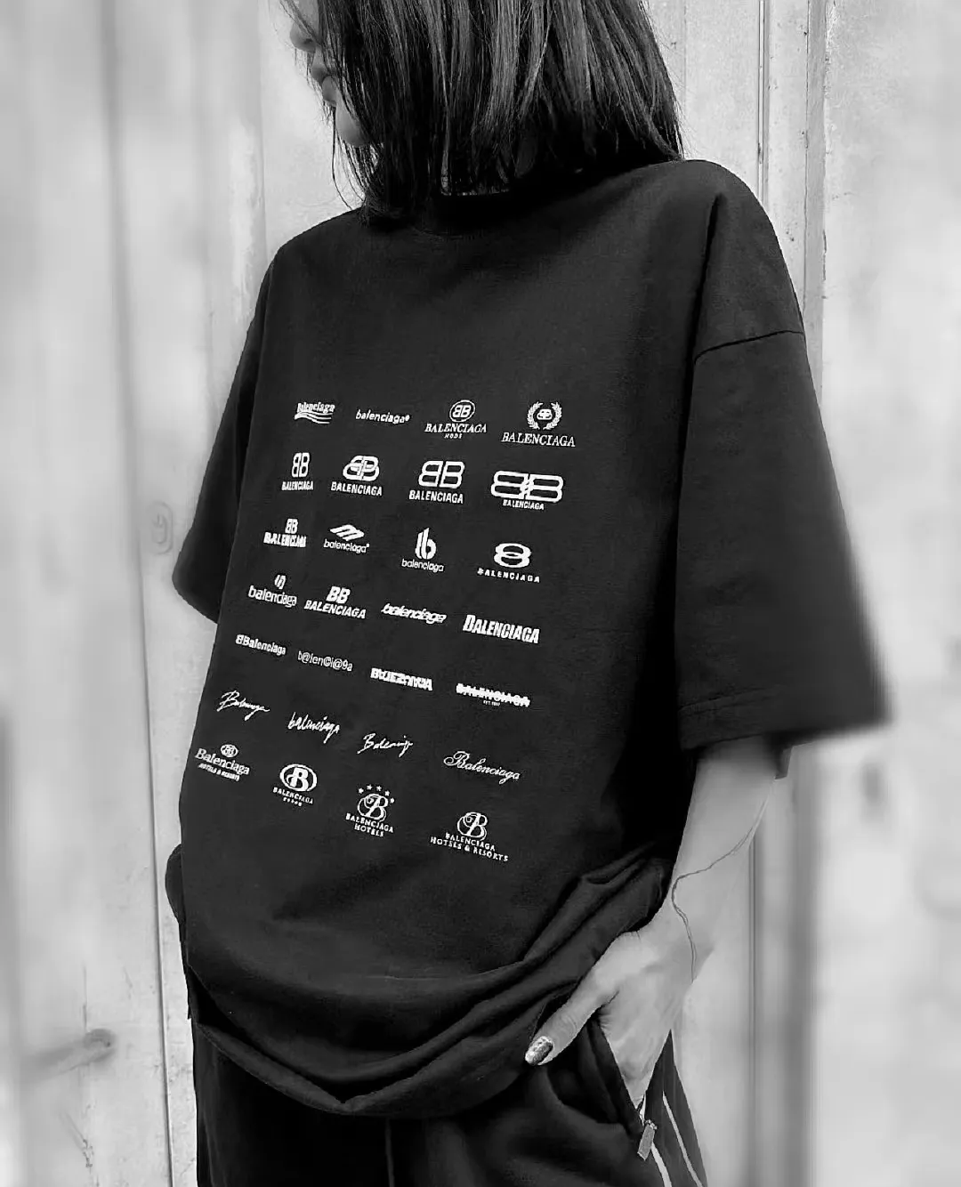 ♻️💯Upper body reference model picture❤The top version of Balenciaga BALENCIAGA is fully printed with LOGO slogans. The same style pure cotton loose short-sleeved T-shirt for male and female couples stars. Balenciaga was founded by Cristobal Balenciaga, a great genius designer who is known as representing the twentieth century. For more than half a century since the brand was founded, Balenciaga has been famous in the fashion industry for its fashion and elegance. You can find any of your favorite logos on the front and back of this piece, Ness.  The front and rear printing uses low-coverage screen printing technology, and the glue is imported. The printing is very delicate, and the scratched out problems are very clear and there are no burrs. The fabric is made of 280g double-ply double-yarn pure cotton loose fabric, which is loose and breathable, has good drying effect, full drape and skin toning. Color: Black White Pink Size: XS-L P:240