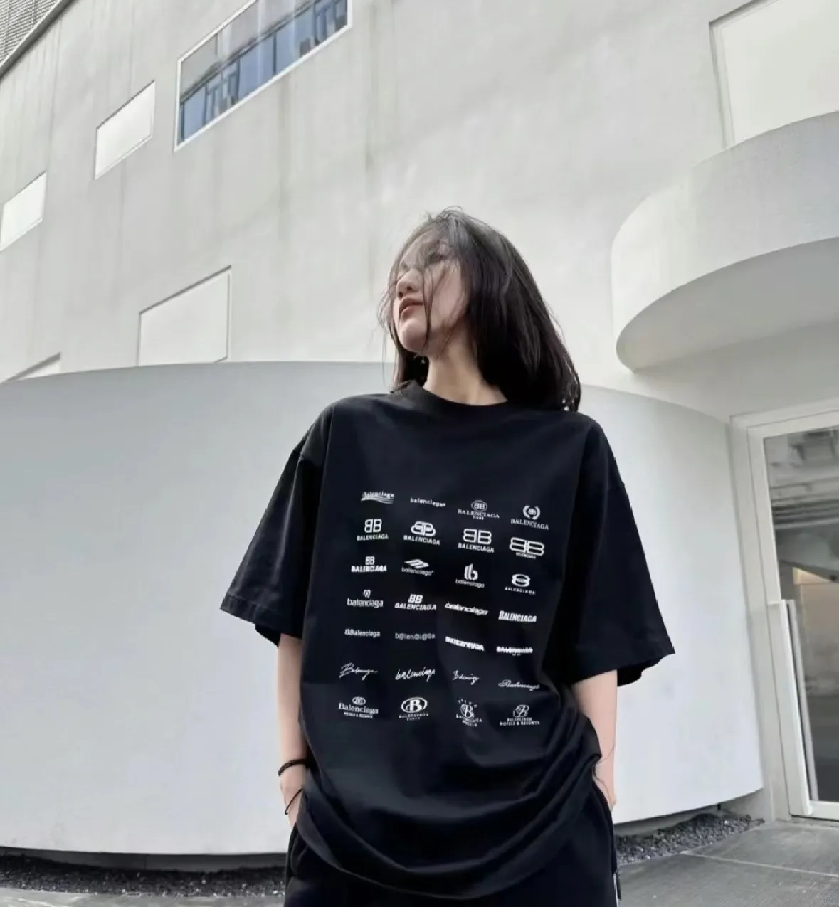 ♻️💯Upper body reference model picture❤The top version of Balenciaga BALENCIAGA is fully printed with LOGO slogans. The same style pure cotton loose short-sleeved T-shirt for male and female couples stars. Balenciaga was founded by Cristobal Balenciaga, a great genius designer who is known as representing the twentieth century. For more than half a century since the brand was founded, Balenciaga has been famous in the fashion industry for its fashion and elegance. You can find any of your favorite logos on the front and back of this piece, Ness.  The front and rear printing uses low-coverage screen printing technology, and the glue is imported. The printing is very delicate, and the scratched out problems are very clear and there are no burrs. The fabric is made of 280g double-ply double-yarn pure cotton loose fabric, which is loose and breathable, has good drying effect, full drape and skin toning. Color: Black White Pink Size: XS-L P:240