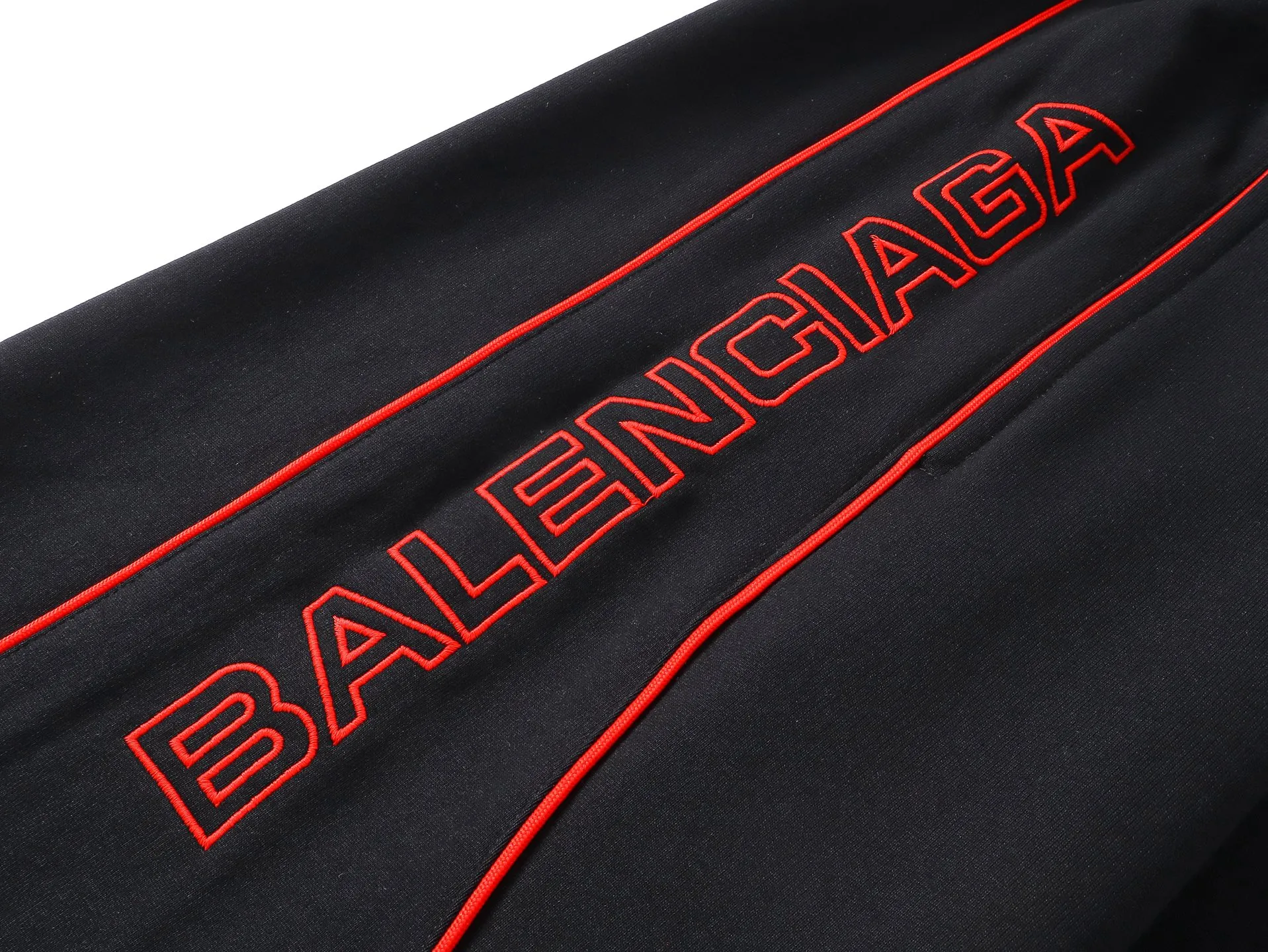 🅿️230 real shots [Top version. Official website quality] BALENCI*GA/Paris. 2025 new model. Paris lettering embroidered left and right side bone splicing rope shorts. Brick cabinet synchronization. Genuine development at the first time, happy to print and compare! The fabric is made of Paris ZP custom-woven and dyed 100% cotton terry sweatshirt. The weight is 460 grams. The cloth surface is clean. The cloth pattern is clear and the hand feels soft and comfortable. The embroidery uses an imported Tajima embroidery machine. The letters are clear and the effect is three-dimensional. The version adopts a loose version. Same style for men and women. Code: BL257008 Color: Black Size: XS S M L