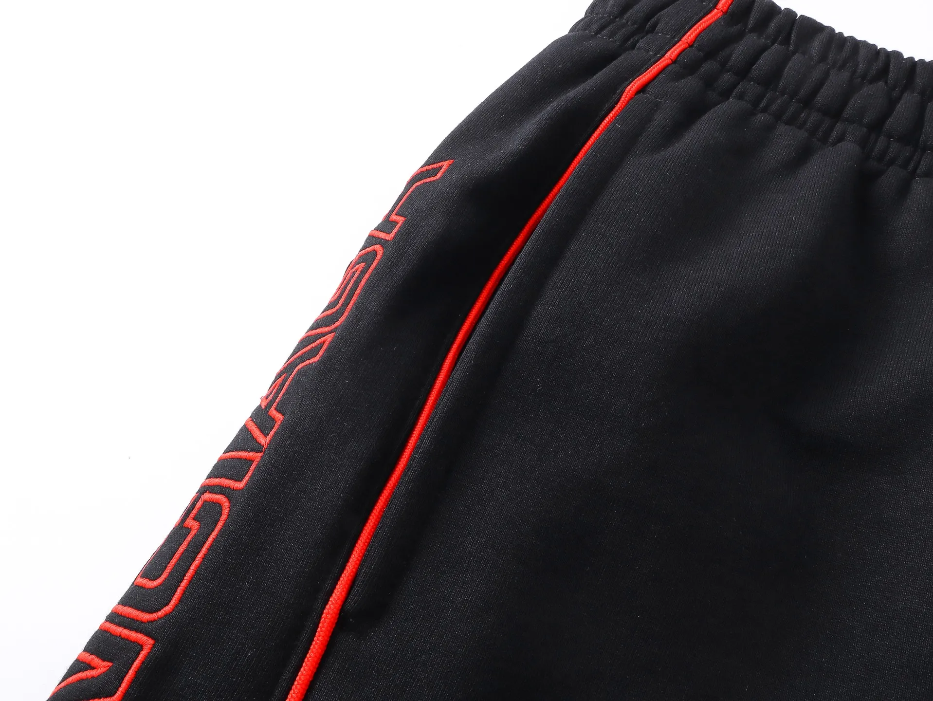 🅿️230 real shots [Top version. Official website quality] BALENCI*GA/Paris. 2025 new model. Paris lettering embroidered left and right side bone splicing rope shorts. Brick cabinet synchronization. Genuine development at the first time, happy to print and compare! The fabric is made of Paris ZP custom-woven and dyed 100% cotton terry sweatshirt. The weight is 460 grams. The cloth surface is clean. The cloth pattern is clear and the hand feels soft and comfortable. The embroidery uses an imported Tajima embroidery machine. The letters are clear and the effect is three-dimensional. The version adopts a loose version. Same style for men and women. Code: BL257008 Color: Black Size: XS S M L