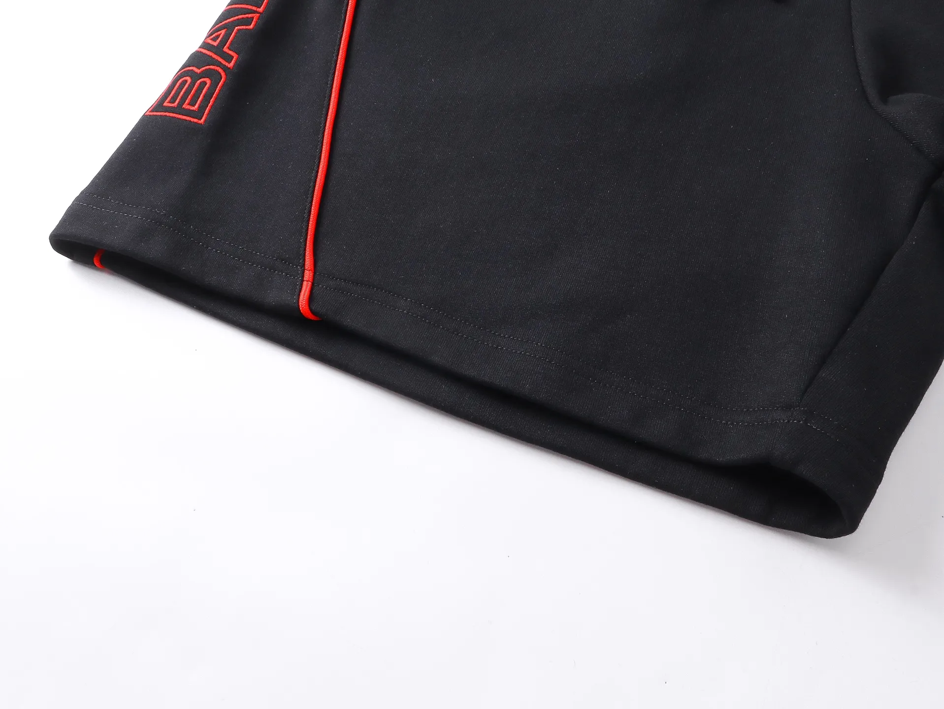 🅿️230 real shots [Top version. Official website quality] BALENCI*GA/Paris. 2025 new model. Paris lettering embroidered left and right side bone splicing rope shorts. Brick cabinet synchronization. Genuine development at the first time, happy to print and compare! The fabric is made of Paris ZP custom-woven and dyed 100% cotton terry sweatshirt. The weight is 460 grams. The cloth surface is clean. The cloth pattern is clear and the hand feels soft and comfortable. The embroidery uses an imported Tajima embroidery machine. The letters are clear and the effect is three-dimensional. The version adopts a loose version. Same style for men and women. Code: BL257008 Color: Black Size: XS S M L