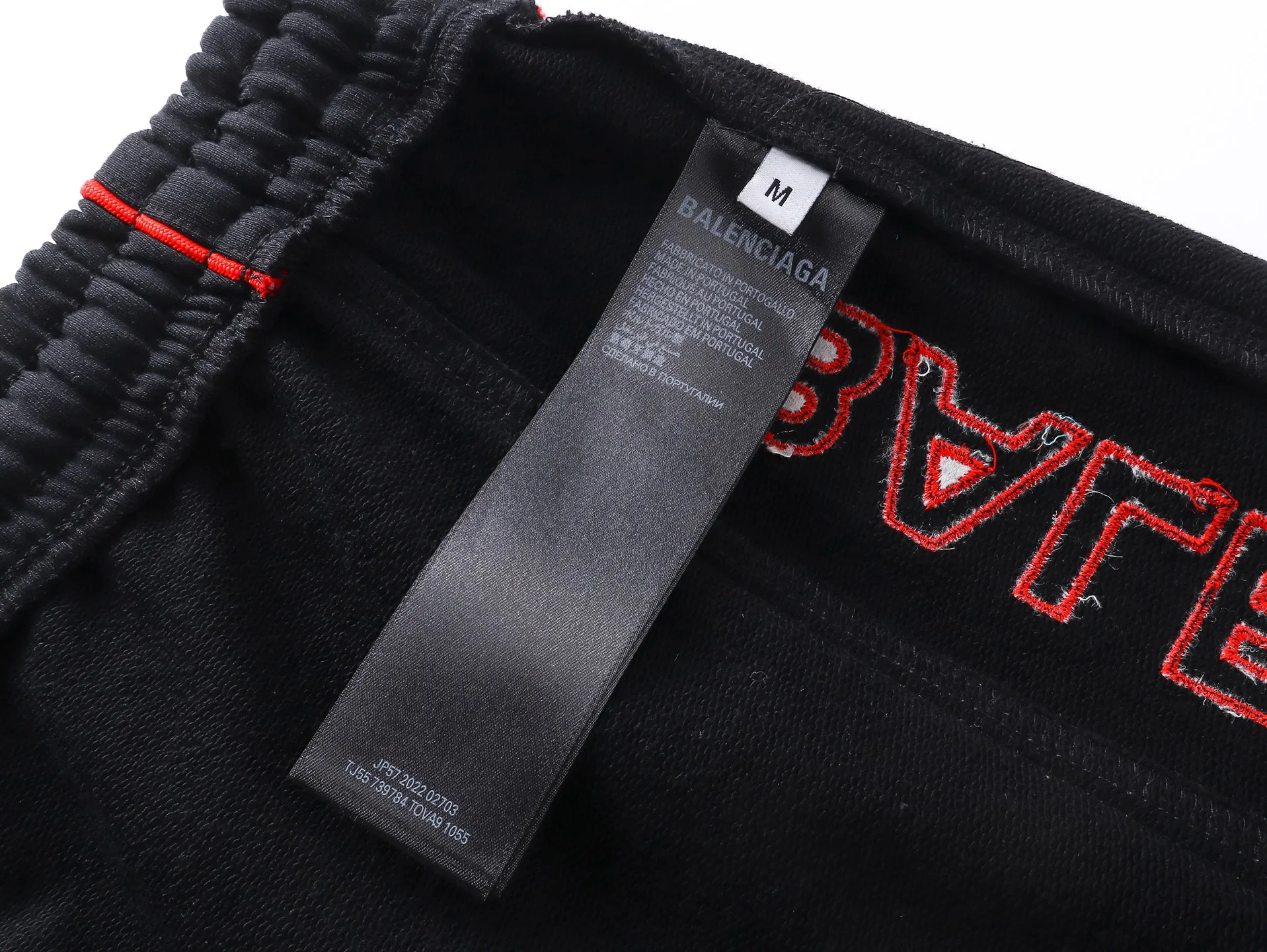 🅿️230 real shots [Top version. Official website quality] BALENCI*GA/Paris. 2025 new model. Paris lettering embroidered left and right side bone splicing rope shorts. Brick cabinet synchronization. Genuine development at the first time, happy to print and compare! The fabric is made of Paris ZP custom-woven and dyed 100% cotton terry sweatshirt. The weight is 460 grams. The cloth surface is clean. The cloth pattern is clear and the hand feels soft and comfortable. The embroidery uses an imported Tajima embroidery machine. The letters are clear and the effect is three-dimensional. The version adopts a loose version. Same style for men and women. Code: BL257008 Color: Black Size: XS S M L