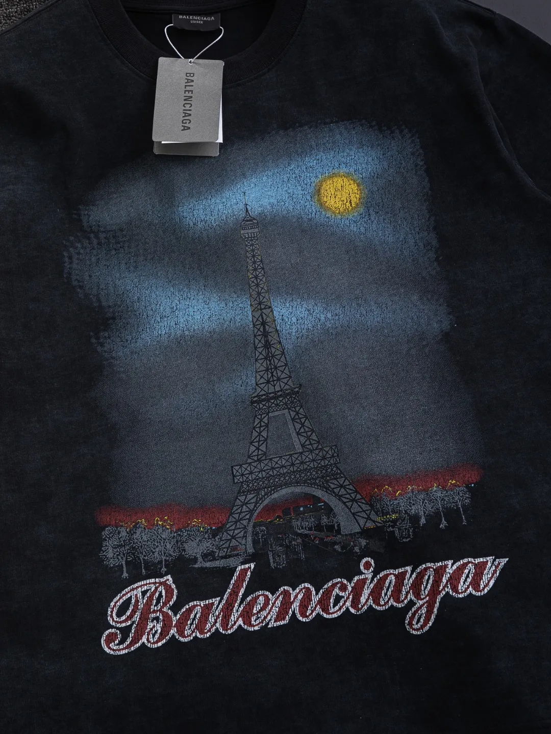🅿️210 Balenciaga Double BB Slightly wide version S-XL 25ss New Year catwalk hot sale🔥New style washed Eiffel Tower🗼Night view printed logo short-sleeved T-shirt is full of retro flavor. Every new product in Paris is bound to set off a fashion wave. This one is no exception..🙈🙈Both men and women are super handsome! The os version is not picky at all, and the high-quality products are rare and sold in limited quantities. Balenciaga's new Be different round neck short-sleeved, basic style casual T-shirt, the overall design is simple and fashionable, very elegant and clean. Made of 100% pure cotton fabric, the upper body is soft and comfortable. The details are just right, not exaggerated, and have a sense of design. This T-shirt is a couple's style that can be worn by both men and women. It is fashionable, versatile and easy to wear! Color: Black Pink Gray Size: S MLXL Size chart: S: Shoulder width 50 - Bust 54 - Clothing length 70 M: Shoulder width 52 - Bust 56.5 - Clothing length 72 L: Shoulder width 54 - Bust 59 - Clothing length 74 XL: Shoulder width 56 - Bust 61.5 - Clothing length 76