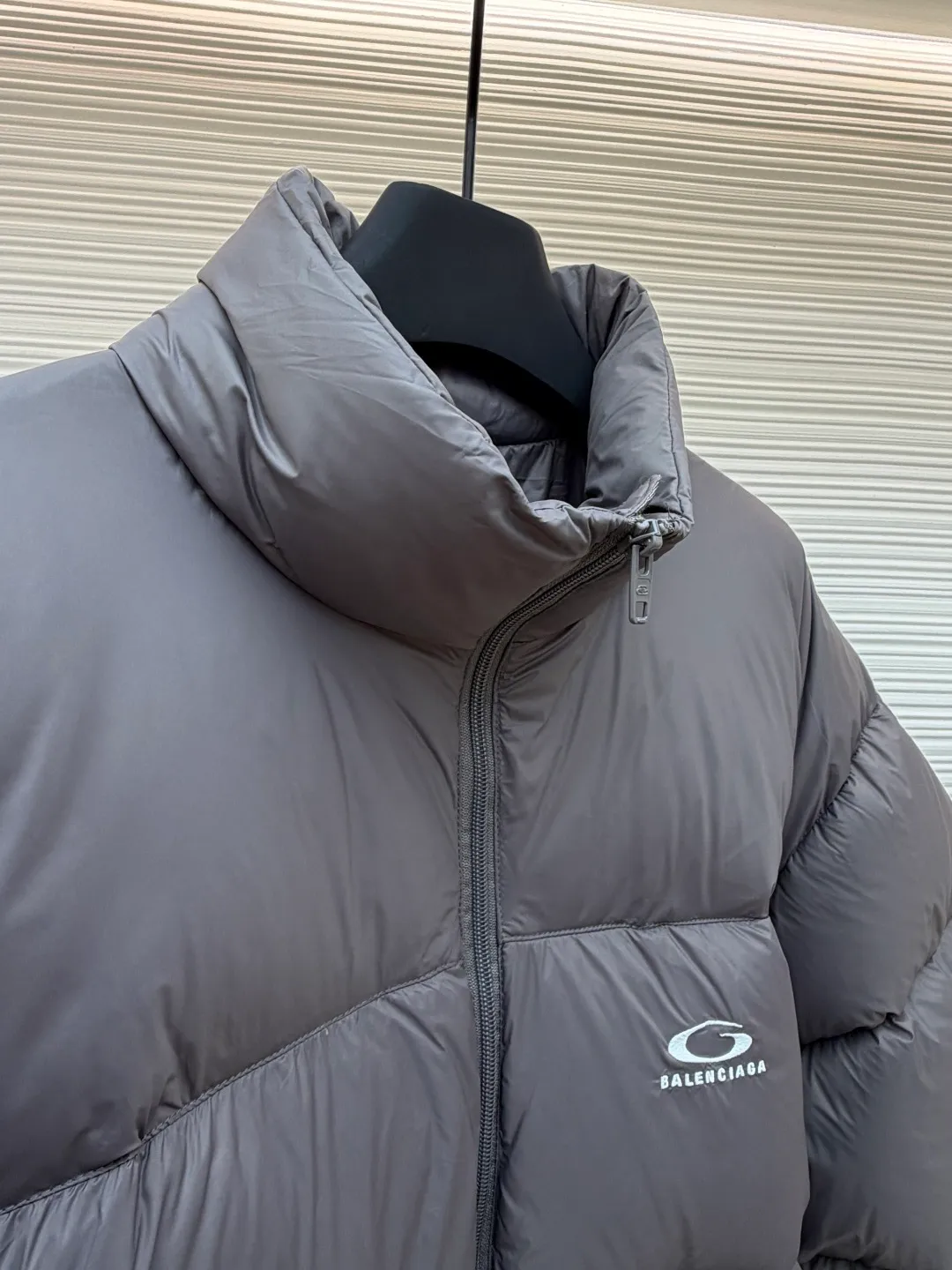 Balenciaga single-loop embroidery down jacket ●Original version: Purchased and developed by 12336 ●Item number: 1681876-D15 ●Fabric: white duck down fabric ●Technology: mechanical down filling ●Color: gray ●Version: loose version ●Weight: about 750 grams ●Size: S-M-L-XL ●Description: Custom-developed high-count and high-density woven fabric is the cornerstone of its high-end texture. High count means that the yarns are extremely fine, resulting in a finely textured and silky-touch surface; high density gives the fabric excellent stiffness, abrasion resistance and wind resistance. It avoids the rough feeling of ordinary cotton canvas and presents a low-key and precise micro-gloss, which provides a perfect and stable foundation for subsequent embroidery and hemming processes. The filling process needs to ensure that the cotton body is evenly distributed within the quilting grid without holes or agglomerations, which requires extremely high filling accuracy. The hemming is like the steel frame of a building, which strengthens the overall silhouette of the vest and makes the lines sharper and clearer, reflecting the brand's meticulous attitude towards tailoring. Dense embroidery on this thin and dense fabric can easily cause the fabric to shrink and deform. The brand will use special water-soluble lining or hot-melt lining on the bottom layer of embroidery. These linings will disappear after the embroidery is completed, ensuring that the pattern is smooth and crisp without destroying the flexibility of the fabric itself. This is the ultimate test of the combination of handicrafts and technology. The overall wiring is straight and delicate, the fabric is comfortable and soft, and the color is consistent without color difference. It can be matched with the same style to create a fashionable look and control various occasions. Customized accessories, complete with three standards, same style for men and women!