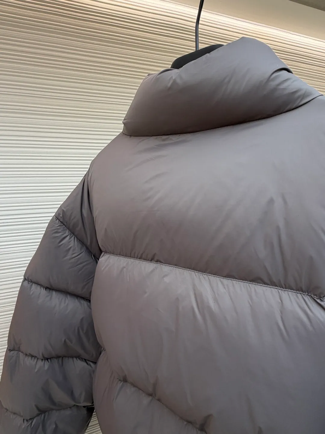 Balenciaga single-loop embroidery down jacket ●Original version: Purchased and developed by 12336 ●Item number: 1681876-D15 ●Fabric: white duck down fabric ●Technology: mechanical down filling ●Color: gray ●Version: loose version ●Weight: about 750 grams ●Size: S-M-L-XL ●Description: Custom-developed high-count and high-density woven fabric is the cornerstone of its high-end texture. High count means that the yarns are extremely fine, resulting in a finely textured and silky-touch surface; high density gives the fabric excellent stiffness, abrasion resistance and wind resistance. It avoids the rough feeling of ordinary cotton canvas and presents a low-key and precise micro-gloss, which provides a perfect and stable foundation for subsequent embroidery and hemming processes. The filling process needs to ensure that the cotton body is evenly distributed within the quilting grid without holes or agglomerations, which requires extremely high filling accuracy. The hemming is like the steel frame of a building, which strengthens the overall silhouette of the vest and makes the lines sharper and clearer, reflecting the brand's meticulous attitude towards tailoring. Dense embroidery on this thin and dense fabric can easily cause the fabric to shrink and deform. The brand will use special water-soluble lining or hot-melt lining on the bottom layer of embroidery. These linings will disappear after the embroidery is completed, ensuring that the pattern is smooth and crisp without destroying the flexibility of the fabric itself. This is the ultimate test of the combination of handicrafts and technology. The overall wiring is straight and delicate, the fabric is comfortable and soft, and the color is consistent without color difference. It can be matched with the same style to create a fashionable look and control various occasions. Customized accessories, complete with three standards, same style for men and women!