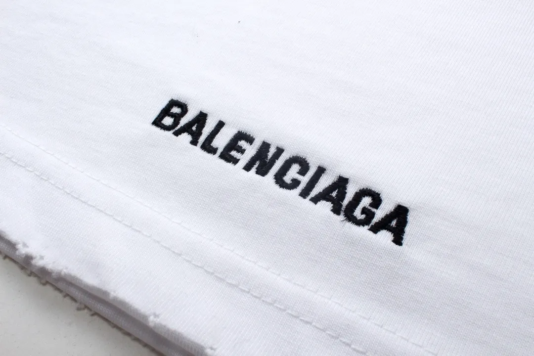🅿️170 Detail Picture [Top version. Official website quality] BALENCI*GA/Paris BALENCI*GA#Valentine's Day. The latest model limited to Chinese Valentine's Day, love embroidered washed and distressed short-sleeved T-shirt brick cabinet synchronization. The fabric is made of Paris ZP custom-woven and dyed cotton double yarn. The weight is 260 grams. The cloth surface is clean. The cloth pattern is clear. Soft and comfortable. Good color fastness. Not easy to change color. The threads are woven and dyed with no color difference. The front and back embroidery is embroidered with an embroidery machine imported from Tajima. The effect is three-dimensional and the garment is distressed. The version adopts OS loose shoulder design. Same style for men and women. Code: BL233306 Color: black. White, red Size: XS to L