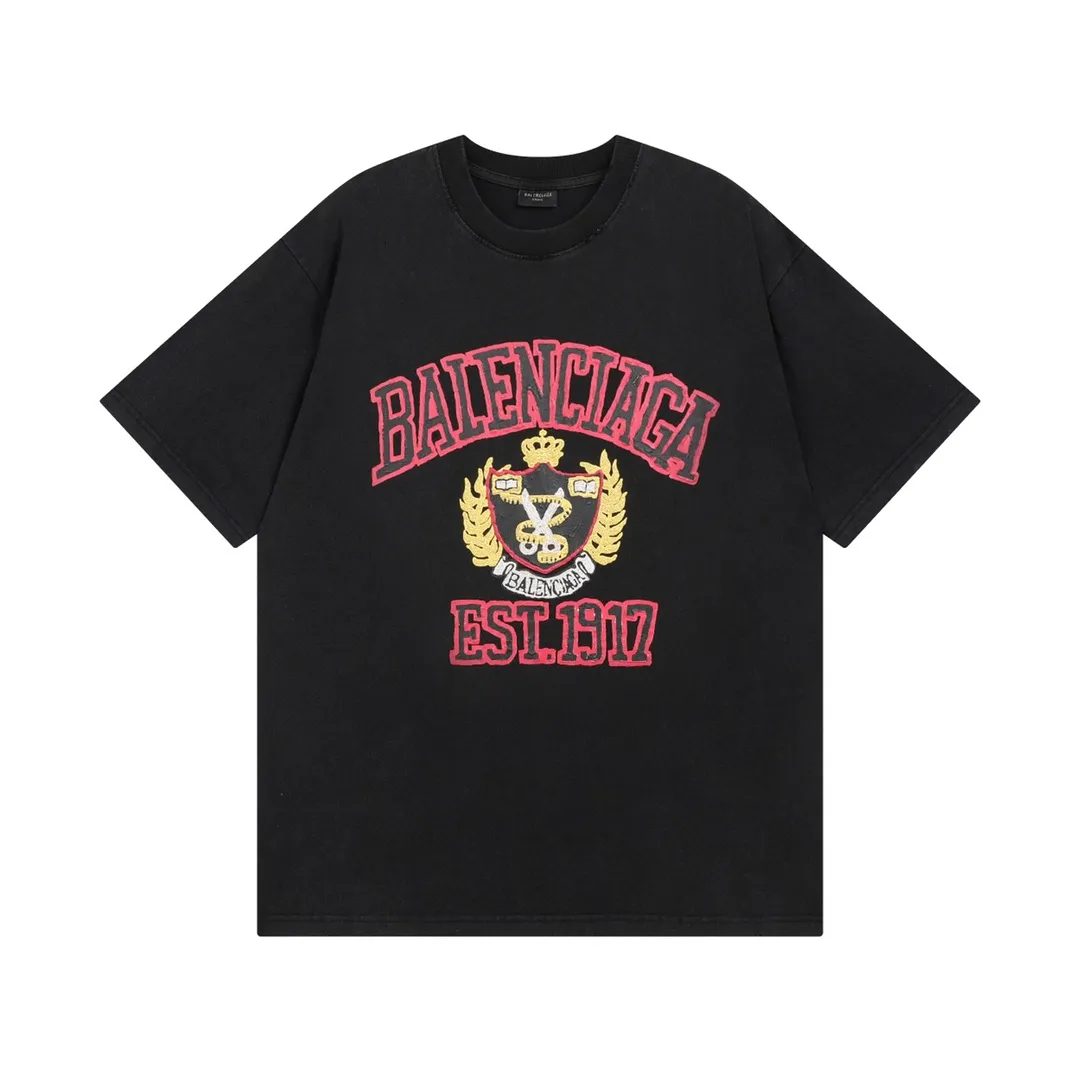 🅿️180 Detailed Pictures [Top version. Official website quality] BALENCI*GA/Paris. 23 spring new style, crown wheat scissors foam printing technology. Ready-to-wear distressed washed short-sleeved T-shirt. Brick cabinet synchronization. The fabric is made of Paris ZP custom-woven and dyed 100% cotton double yarn compact cotton. The weight is 260 grams, the cloth surface is clean. The cloth pattern is clear, soft and comfortable. The threads are dyed with no color difference. The classic pattern is printed with environmentally friendly imported materials, hand-painted effect foam printing, the effect is three-dimensional and restores the brick cabinet. Different market currencies, welcome to compare. The version adopts OS loose shoulder design. Same style for men and women. Code: BL223100 Color: washed black, off-white Size: XS to L