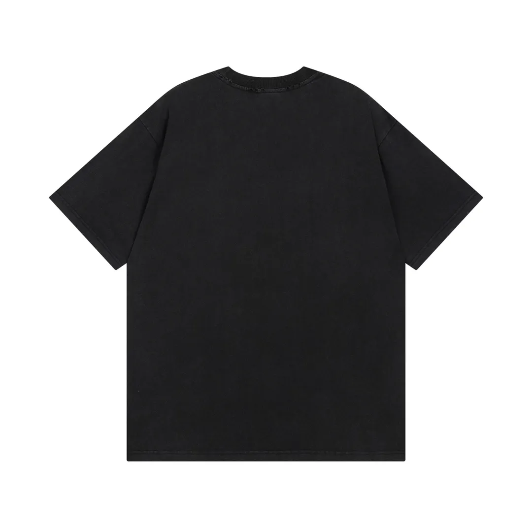 🅿️180 Detailed Pictures [Top version. Official website quality] BALENCI*GA/Paris. 23 spring new style, crown wheat scissors foam printing technology. Ready-to-wear distressed washed short-sleeved T-shirt. Brick cabinet synchronization. The fabric is made of Paris ZP custom-woven and dyed 100% cotton double yarn compact cotton. The weight is 260 grams, the cloth surface is clean. The cloth pattern is clear, soft and comfortable. The threads are dyed with no color difference. The classic pattern is printed with environmentally friendly imported materials, hand-painted effect foam printing, the effect is three-dimensional and restores the brick cabinet. Different market currencies, welcome to compare. The version adopts OS loose shoulder design. Same style for men and women. Code: BL223100 Color: washed black, off-white Size: XS to L