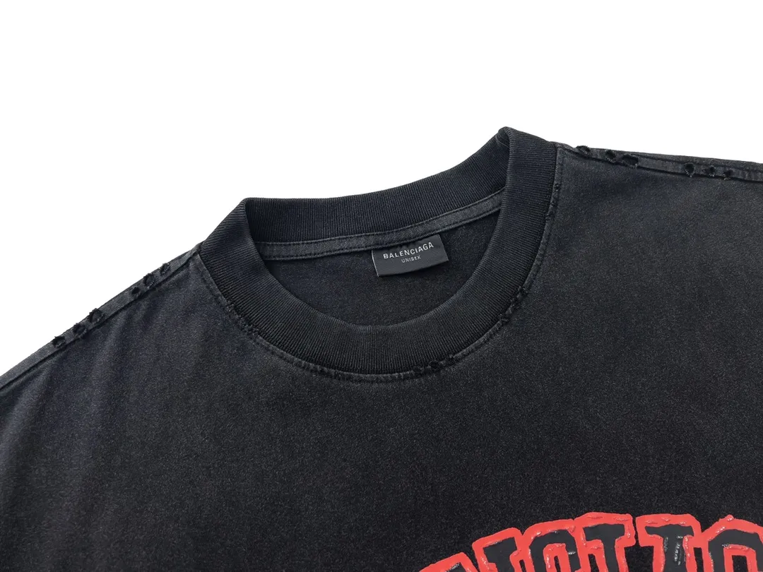🅿️180 Detailed Pictures [Top version. Official website quality] BALENCI*GA/Paris. 23 spring new style, crown wheat scissors foam printing technology. Ready-to-wear distressed washed short-sleeved T-shirt. Brick cabinet synchronization. The fabric is made of Paris ZP custom-woven and dyed 100% cotton double yarn compact cotton. The weight is 260 grams, the cloth surface is clean. The cloth pattern is clear, soft and comfortable. The threads are dyed with no color difference. The classic pattern is printed with environmentally friendly imported materials, hand-painted effect foam printing, the effect is three-dimensional and restores the brick cabinet. Different market currencies, welcome to compare. The version adopts OS loose shoulder design. Same style for men and women. Code: BL223100 Color: washed black, off-white Size: XS to L