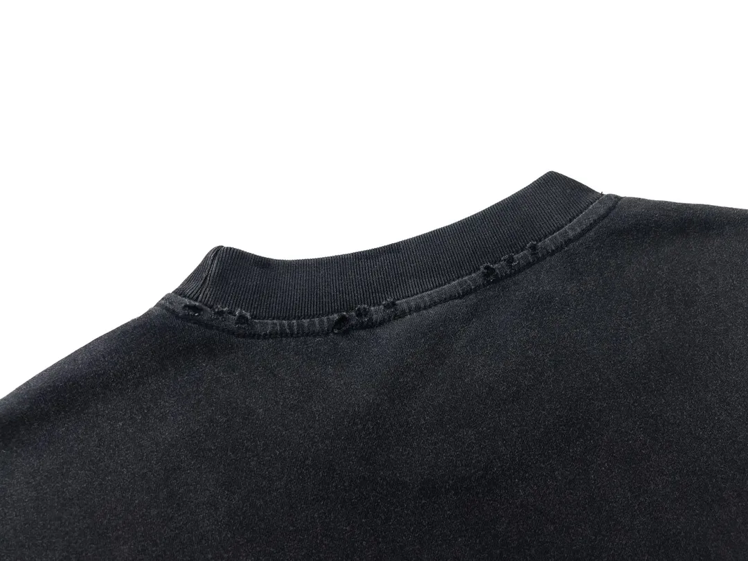 🅿️180 Detailed Pictures [Top version. Official website quality] BALENCI*GA/Paris. 23 spring new style, crown wheat scissors foam printing technology. Ready-to-wear distressed washed short-sleeved T-shirt. Brick cabinet synchronization. The fabric is made of Paris ZP custom-woven and dyed 100% cotton double yarn compact cotton. The weight is 260 grams, the cloth surface is clean. The cloth pattern is clear, soft and comfortable. The threads are dyed with no color difference. The classic pattern is printed with environmentally friendly imported materials, hand-painted effect foam printing, the effect is three-dimensional and restores the brick cabinet. Different market currencies, welcome to compare. The version adopts OS loose shoulder design. Same style for men and women. Code: BL223100 Color: washed black, off-white Size: XS to L