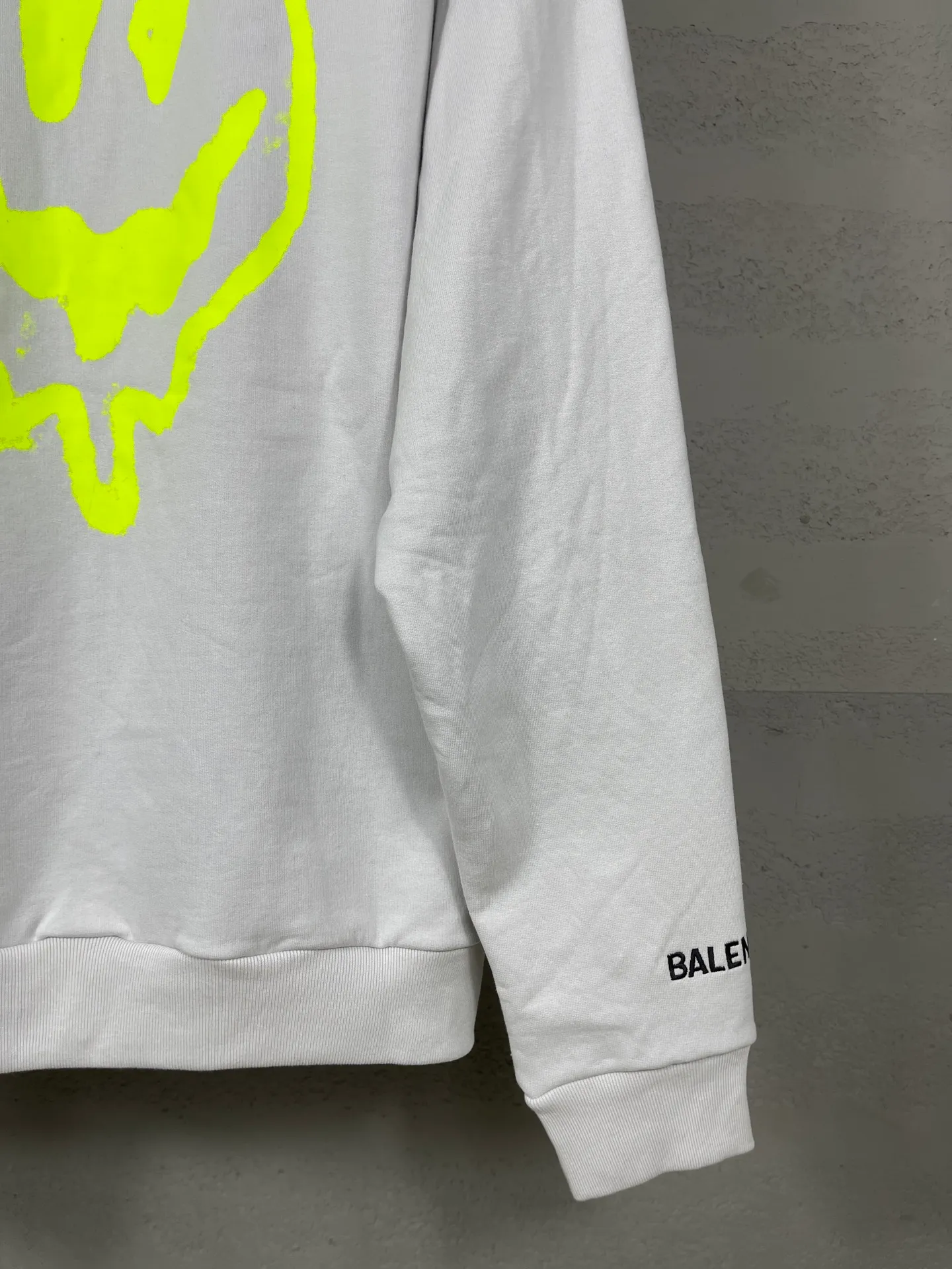 🅿️390 real photos [Top version. Official website quality] BALENCI*GA/25 new model. The front of the alien is directly printed with hithg there+dripley art work + luminous effect. The alien is printed on the front and the smiley face is printed on the back. The right sleeve is embroidered with letters LOGO. Zipper cardigan hooded sweatshirt SS25 latest model. Research and development at the first time, different market currencies. Comparisons welcome. The fabric is made of Paris ZP custom-woven and dyed cotton sweatshirt, with a weight of 2460 grams. The cloth surface is clean. The cloth pattern is clear, soft and comfortable. The threads are dyed with no color difference. The printing uses computer direct printing + luminous effect. Jubie market currency. Welcome to compare. The version adopts OS loose shoulder design. Same style for men and women. Code: BL259906 Color: off-white, black, floral gray Size: XS S M L