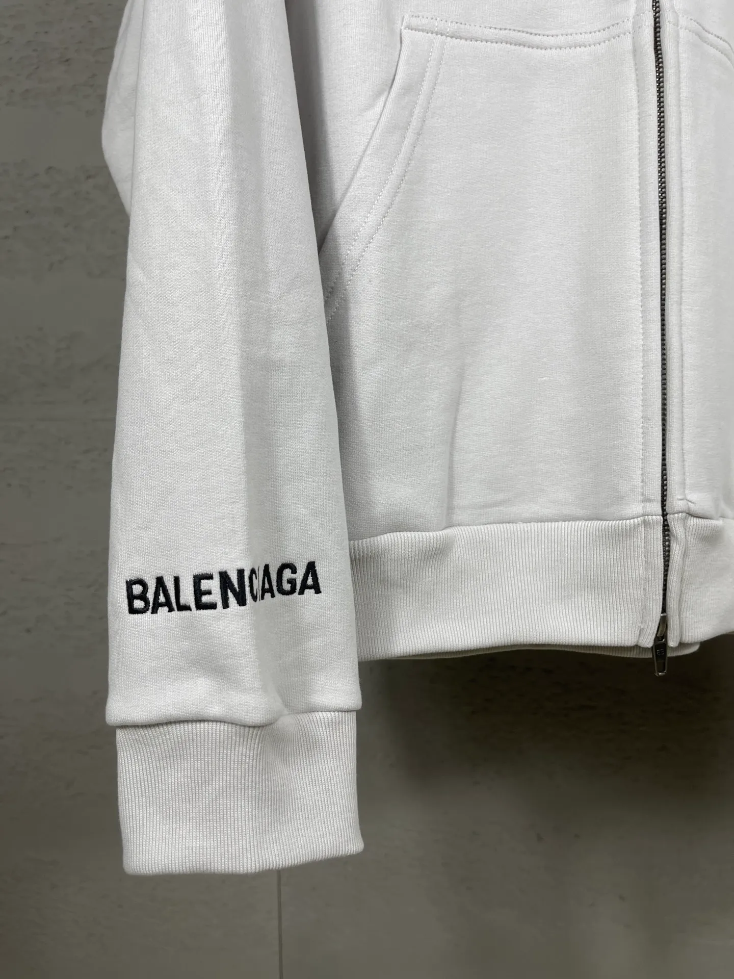🅿️390 real photos [Top version. Official website quality] BALENCI*GA/25 new model. The front of the alien is directly printed with hithg there+dripley art work + luminous effect. The alien is printed on the front and the smiley face is printed on the back. The right sleeve is embroidered with letters LOGO. Zipper cardigan hooded sweatshirt SS25 latest model. Research and development at the first time, different market currencies. Comparisons welcome. The fabric is made of Paris ZP custom-woven and dyed cotton sweatshirt, with a weight of 2460 grams. The cloth surface is clean. The cloth pattern is clear, soft and comfortable. The threads are dyed with no color difference. The printing uses computer direct printing + luminous effect. Jubie market currency. Welcome to compare. The version adopts OS loose shoulder design. Same style for men and women. Code: BL259906 Color: off-white, black, floral gray Size: XS S M L