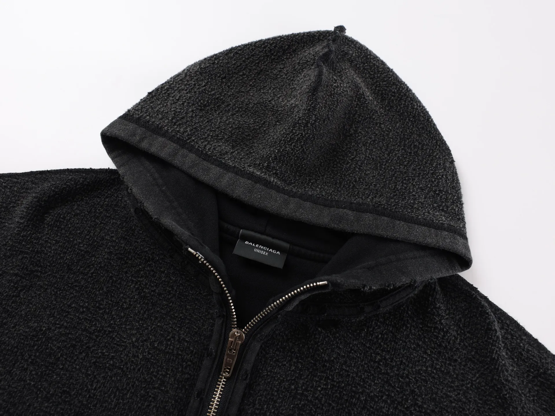 🅿️600 [Exclusive supply] BLCG 25FW reverse coke zipper hooded jacket. The fabric is made of 380G pure cotton plain weave, and the surface is non-market ready-made terry fabric. We follow the original surface to customize the fleece surface to distinguish the market version. The embroidery uses an imported Tajima embroidery machine for double-sided embroidery. The stitches on both sides are exactly the same embroidery process, through layered embroidery and clever stitch processing. To achieve a double-sided effect, the backstitch stitch method is used to precisely control the stitch length and needle entry angle to evenly distribute the stitches on the front and back. The fabric has been washed, fried, and sanded to make the upper body softer and more comfortable. The entire body is hand-worn. Each step requires a master to wear it bit by bit, which is time-consuming and labor-intensive. Size:S/M/L