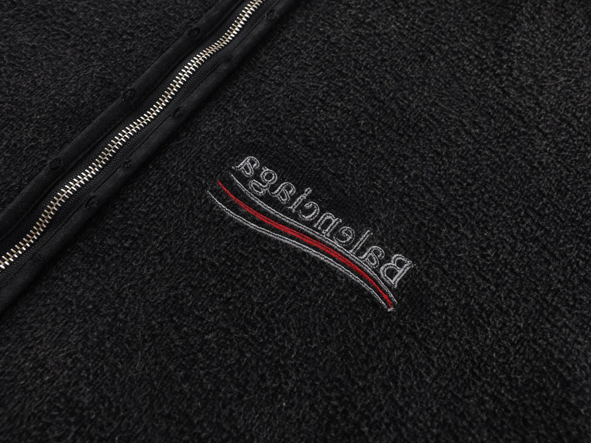 🅿️600 [Exclusive supply] BLCG 25FW reverse coke zipper hooded jacket. The fabric is made of 380G pure cotton plain weave, and the surface is non-market ready-made terry fabric. We follow the original surface to customize the fleece surface to distinguish the market version. The embroidery uses an imported Tajima embroidery machine for double-sided embroidery. The stitches on both sides are exactly the same embroidery process, through layered embroidery and clever stitch processing. To achieve a double-sided effect, the backstitch stitch method is used to precisely control the stitch length and needle entry angle to evenly distribute the stitches on the front and back. The fabric has been washed, fried, and sanded to make the upper body softer and more comfortable. The entire body is hand-worn. Each step requires a master to wear it bit by bit, which is time-consuming and labor-intensive. Size:S/M/L