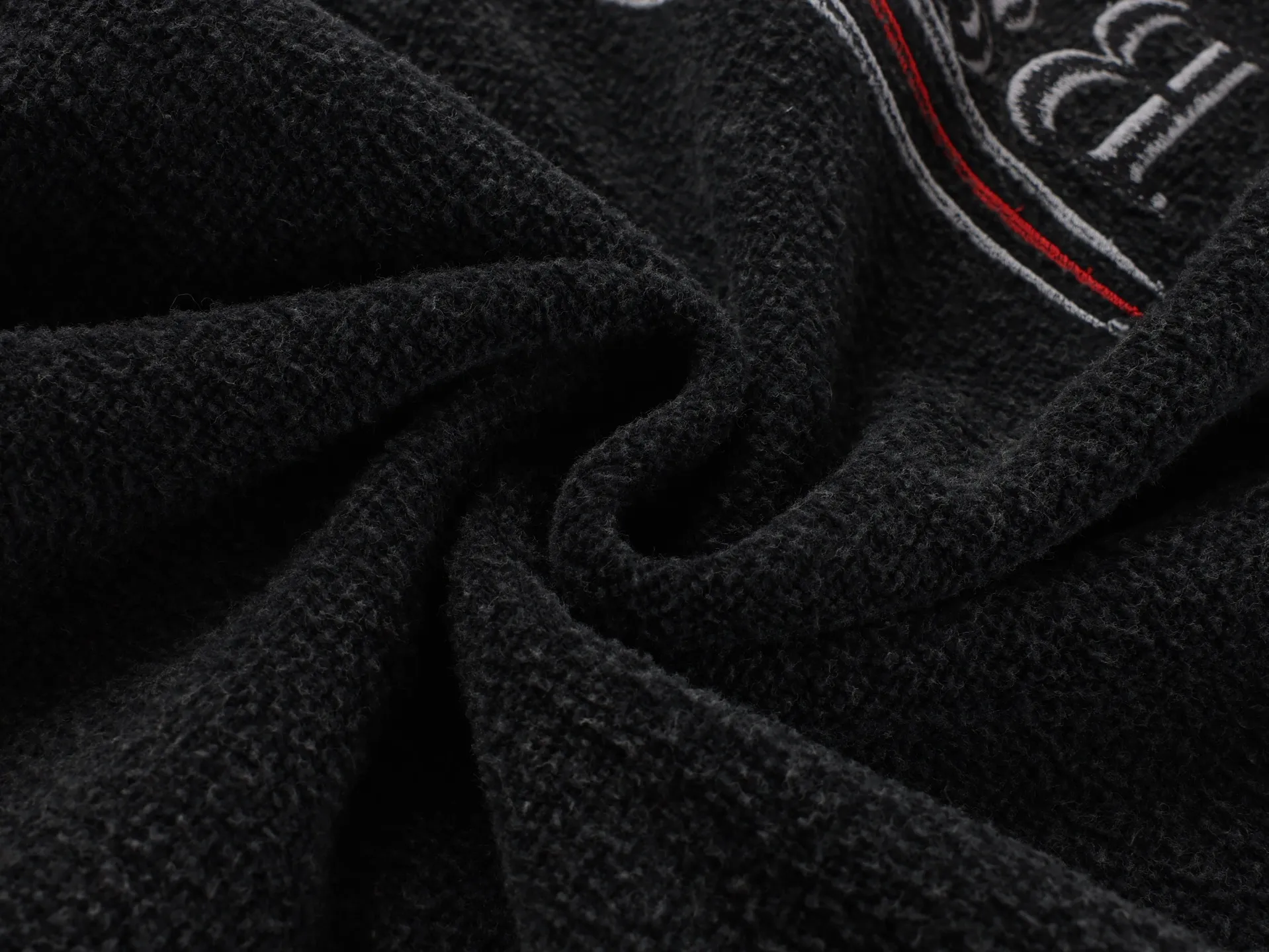 🅿️600 [Exclusive supply] BLCG 25FW reverse coke zipper hooded jacket. The fabric is made of 380G pure cotton plain weave, and the surface is non-market ready-made terry fabric. We follow the original surface to customize the fleece surface to distinguish the market version. The embroidery uses an imported Tajima embroidery machine for double-sided embroidery. The stitches on both sides are exactly the same embroidery process, through layered embroidery and clever stitch processing. To achieve a double-sided effect, the backstitch stitch method is used to precisely control the stitch length and needle entry angle to evenly distribute the stitches on the front and back. The fabric has been washed, fried, and sanded to make the upper body softer and more comfortable. The entire body is hand-worn. Each step requires a master to wear it bit by bit, which is time-consuming and labor-intensive. Size:S/M/L
