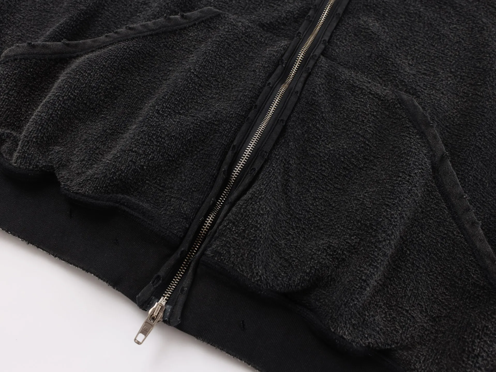 🅿️600 [Exclusive supply] BLCG 25FW reverse coke zipper hooded jacket. The fabric is made of 380G pure cotton plain weave, and the surface is non-market ready-made terry fabric. We follow the original surface to customize the fleece surface to distinguish the market version. The embroidery uses an imported Tajima embroidery machine for double-sided embroidery. The stitches on both sides are exactly the same embroidery process, through layered embroidery and clever stitch processing. To achieve a double-sided effect, the backstitch stitch method is used to precisely control the stitch length and needle entry angle to evenly distribute the stitches on the front and back. The fabric has been washed, fried, and sanded to make the upper body softer and more comfortable. The entire body is hand-worn. Each step requires a master to wear it bit by bit, which is time-consuming and labor-intensive. Size:S/M/L