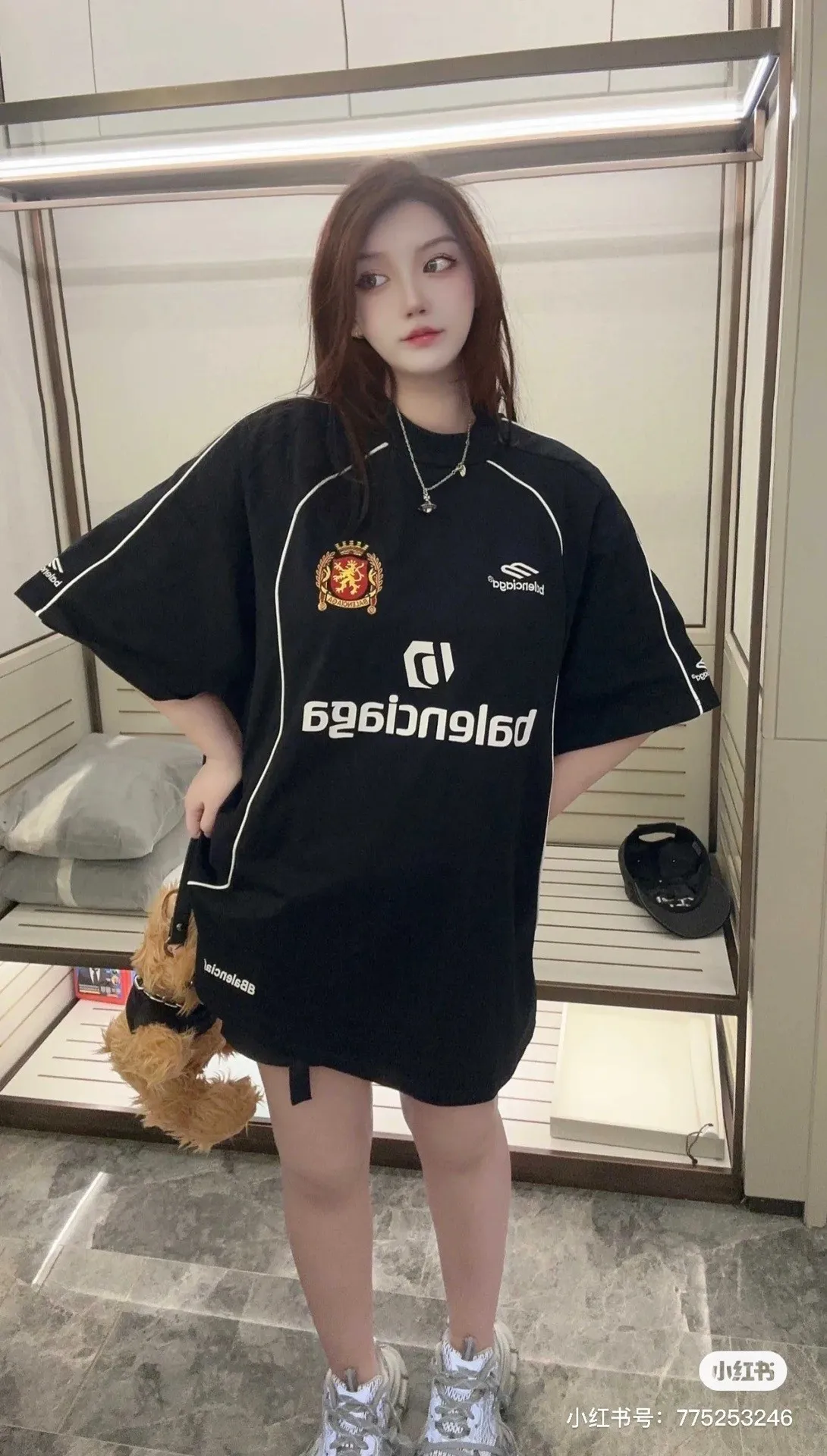 🎀Hot model pictures🎀The top tested version of Balenciaga 24SS Manchester United embroidered short-sleeved T-shirt. The os version is really charming. Balenciaga is also really unique. Every new season has the best version. It is very practical and can be worn casually✔️ - ⚠️100% cotton, using 32 double yarns and 260 grams of fabric Made of imported knitting needle carded cotton, the thickness is moderate, drapey and contoured, making the upper body comfortable! ! It is very tolerant to fat body types and can instantly lose five pounds after wearing it!  The front panel #Splicing Elements# is embroidered using imported Tajima high-density heavy-duty embroidery technology. The fonts are three-dimensional and full. The front panel of the back panel is made of direct-injection digital printing environmentally friendly glue material and mechanized printing process. Mechanical printing has high precision, the positioning accuracy can reach ±0.02mm, and the quality is stable.  The neck strap is made of pure cotton and is one piece. It has no color difference and will not deform. In the past two years, the oversize version has become the focus of the trend and has been a popular staple in the past two years. The change of designers has made this brand an instant hit. The progressive fashion of the times also needs the blood impact of fresh elements and trendy designs in order to continue its glory! It’s stylish both inside and outside, a must-have for high street travel! An absolute "eye-catching style" that can be paired with couples 💏 Balenciaga collaborated with adidas at the spring and summer series conference, reinterpreting football elements in conjunction with the Premier League Manchester United team emblem. In the joint T-shirts, it is not difficult to see the British football movement elements that emerged in the 1990s. This pure cotton fabric has a Shanghai city-limited print on the back, a simple T-shirt, and more than 20 cut pieces, including quite complicated and cumbersome handicrafts~ The upper body effect is very nice, and the customized three-label accessories are complete! ! ! Color: Black Size: XS S M L P: 300