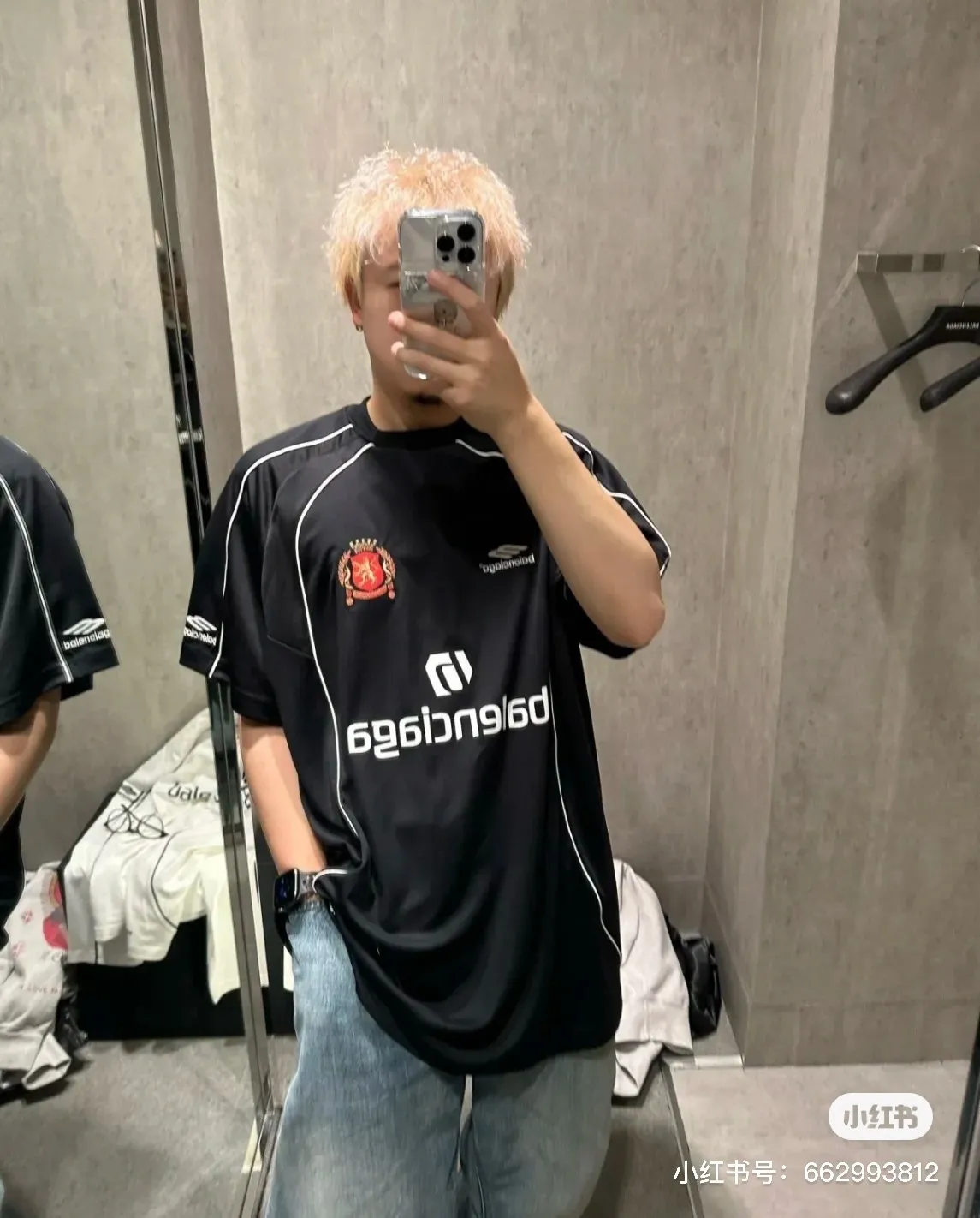 🎀Hot model pictures🎀The top tested version of Balenciaga 24SS Manchester United embroidered short-sleeved T-shirt. The os version is really charming. Balenciaga is also really unique. Every new season has the best version. It is very practical and can be worn casually✔️ - ⚠️100% cotton, using 32 double yarns and 260 grams of fabric Made of imported knitting needle carded cotton, the thickness is moderate, drapey and contoured, making the upper body comfortable! ! It is very tolerant to fat body types and can instantly lose five pounds after wearing it!  The front panel #Splicing Elements# is embroidered using imported Tajima high-density heavy-duty embroidery technology. The fonts are three-dimensional and full. The front panel of the back panel is made of direct-injection digital printing environmentally friendly glue material and mechanized printing process. Mechanical printing has high precision, the positioning accuracy can reach ±0.02mm, and the quality is stable.  The neck strap is made of pure cotton and is one piece. It has no color difference and will not deform. In the past two years, the oversize version has become the focus of the trend and has been a popular staple in the past two years. The change of designers has made this brand an instant hit. The progressive fashion of the times also needs the blood impact of fresh elements and trendy designs in order to continue its glory! It’s stylish both inside and outside, a must-have for high street travel! An absolute "eye-catching style" that can be paired with couples 💏 Balenciaga collaborated with adidas at the spring and summer series conference, reinterpreting football elements in conjunction with the Premier League Manchester United team emblem. In the joint T-shirts, it is not difficult to see the British football movement elements that emerged in the 1990s. This pure cotton fabric has a Shanghai city-limited print on the back, a simple T-shirt, and more than 20 cut pieces, including quite complicated and cumbersome handicrafts~ The upper body effect is very nice, and the customized three-label accessories are complete! ! ! Color: Black Size: XS S M L P: 300