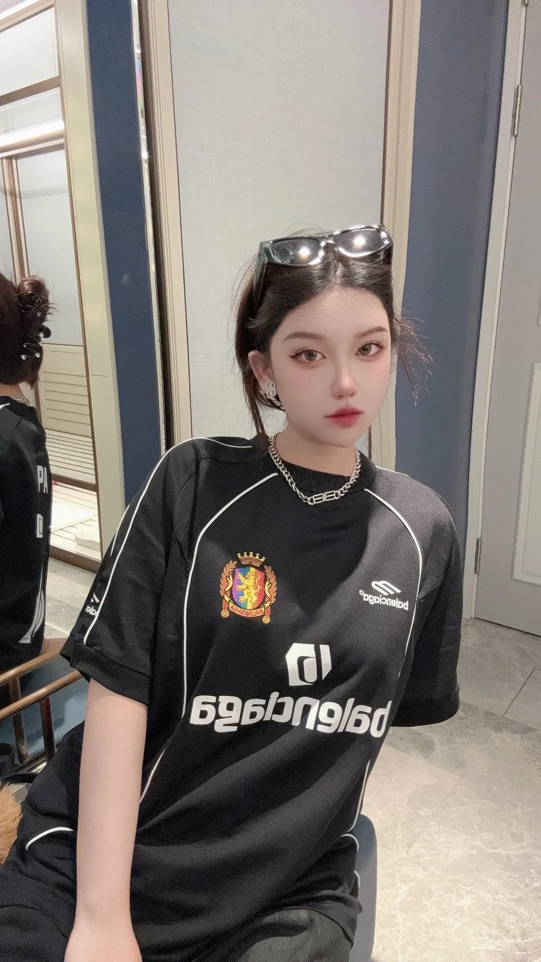 🎀Hot model pictures🎀The top tested version of Balenciaga 24SS Manchester United embroidered short-sleeved T-shirt. The os version is really charming. Balenciaga is also really unique. Every new season has the best version. It is very practical and can be worn casually✔️ - ⚠️100% cotton, using 32 double yarns and 260 grams of fabric Made of imported knitting needle carded cotton, the thickness is moderate, drapey and contoured, making the upper body comfortable! ! It is very tolerant to fat body types and can instantly lose five pounds after wearing it!  The front panel #Splicing Elements# is embroidered using imported Tajima high-density heavy-duty embroidery technology. The fonts are three-dimensional and full. The front panel of the back panel is made of direct-injection digital printing environmentally friendly glue material and mechanized printing process. Mechanical printing has high precision, the positioning accuracy can reach ±0.02mm, and the quality is stable.  The neck strap is made of pure cotton and is one piece. It has no color difference and will not deform. In the past two years, the oversize version has become the focus of the trend and has been a popular staple in the past two years. The change of designers has made this brand an instant hit. The progressive fashion of the times also needs the blood impact of fresh elements and trendy designs in order to continue its glory! It’s stylish both inside and outside, a must-have for high street travel! An absolute "eye-catching style" that can be paired with couples 💏 Balenciaga collaborated with adidas at the spring and summer series conference, reinterpreting football elements in conjunction with the Premier League Manchester United team emblem. In the joint T-shirts, it is not difficult to see the British football movement elements that emerged in the 1990s. This pure cotton fabric has a Shanghai city-limited print on the back, a simple T-shirt, and more than 20 cut pieces, including quite complicated and cumbersome handicrafts~ The upper body effect is very nice, and the customized three-label accessories are complete! ! ! Color: Black Size: XS S M L P: 300