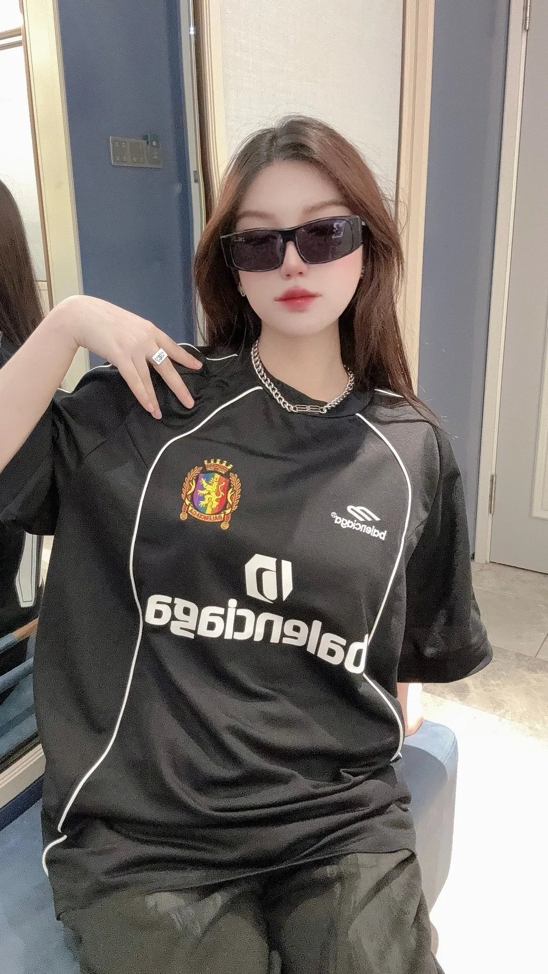 🎀Hot model pictures🎀The top tested version of Balenciaga 24SS Manchester United embroidered short-sleeved T-shirt. The os version is really charming. Balenciaga is also really unique. Every new season has the best version. It is very practical and can be worn casually✔️ - ⚠️100% cotton, using 32 double yarns and 260 grams of fabric Made of imported knitting needle carded cotton, the thickness is moderate, drapey and contoured, making the upper body comfortable! ! It is very tolerant to fat body types and can instantly lose five pounds after wearing it!  The front panel #Splicing Elements# is embroidered using imported Tajima high-density heavy-duty embroidery technology. The fonts are three-dimensional and full. The front panel of the back panel is made of direct-injection digital printing environmentally friendly glue material and mechanized printing process. Mechanical printing has high precision, the positioning accuracy can reach ±0.02mm, and the quality is stable.  The neck strap is made of pure cotton and is one piece. It has no color difference and will not deform. In the past two years, the oversize version has become the focus of the trend and has been a popular staple in the past two years. The change of designers has made this brand an instant hit. The progressive fashion of the times also needs the blood impact of fresh elements and trendy designs in order to continue its glory! It’s stylish both inside and outside, a must-have for high street travel! An absolute "eye-catching style" that can be paired with couples 💏 Balenciaga collaborated with adidas at the spring and summer series conference, reinterpreting football elements in conjunction with the Premier League Manchester United team emblem. In the joint T-shirts, it is not difficult to see the British football movement elements that emerged in the 1990s. This pure cotton fabric has a Shanghai city-limited print on the back, a simple T-shirt, and more than 20 cut pieces, including quite complicated and cumbersome handicrafts~ The upper body effect is very nice, and the customized three-label accessories are complete! ! ! Color: Black Size: XS S M L P: 300