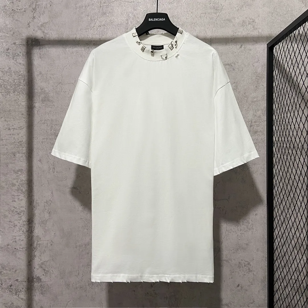 🅿️210 9139# Detailed picture Top version [[BALENCIA*GA] Official website quality Paris new hardware buckle rivet perforated short-sleeved T-shirt OS version Loose dropped shoulders Unisex style Fabric: 260 grams 100% cotton double yarn Craftsmanship: Hand-made buttoning Garment washing Frayed Old styling Solid color Color: Black White Size: XS S M L