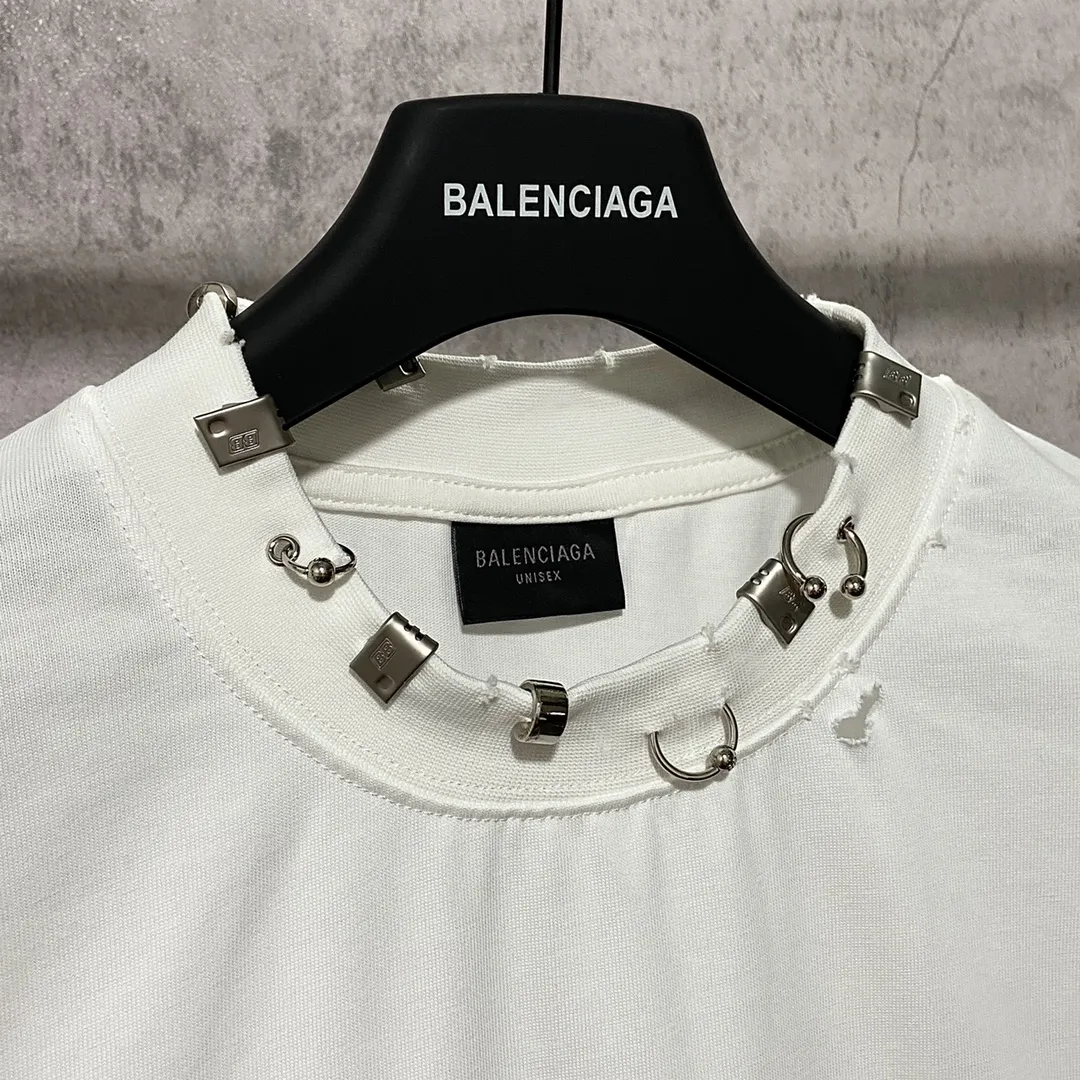 🅿️210 9139# Detailed picture Top version [[BALENCIA*GA] Official website quality Paris new hardware buckle rivet perforated short-sleeved T-shirt OS version Loose dropped shoulders Unisex style Fabric: 260 grams 100% cotton double yarn Craftsmanship: Hand-made buttoning Garment washing Frayed Old styling Solid color Color: Black White Size: XS S M L