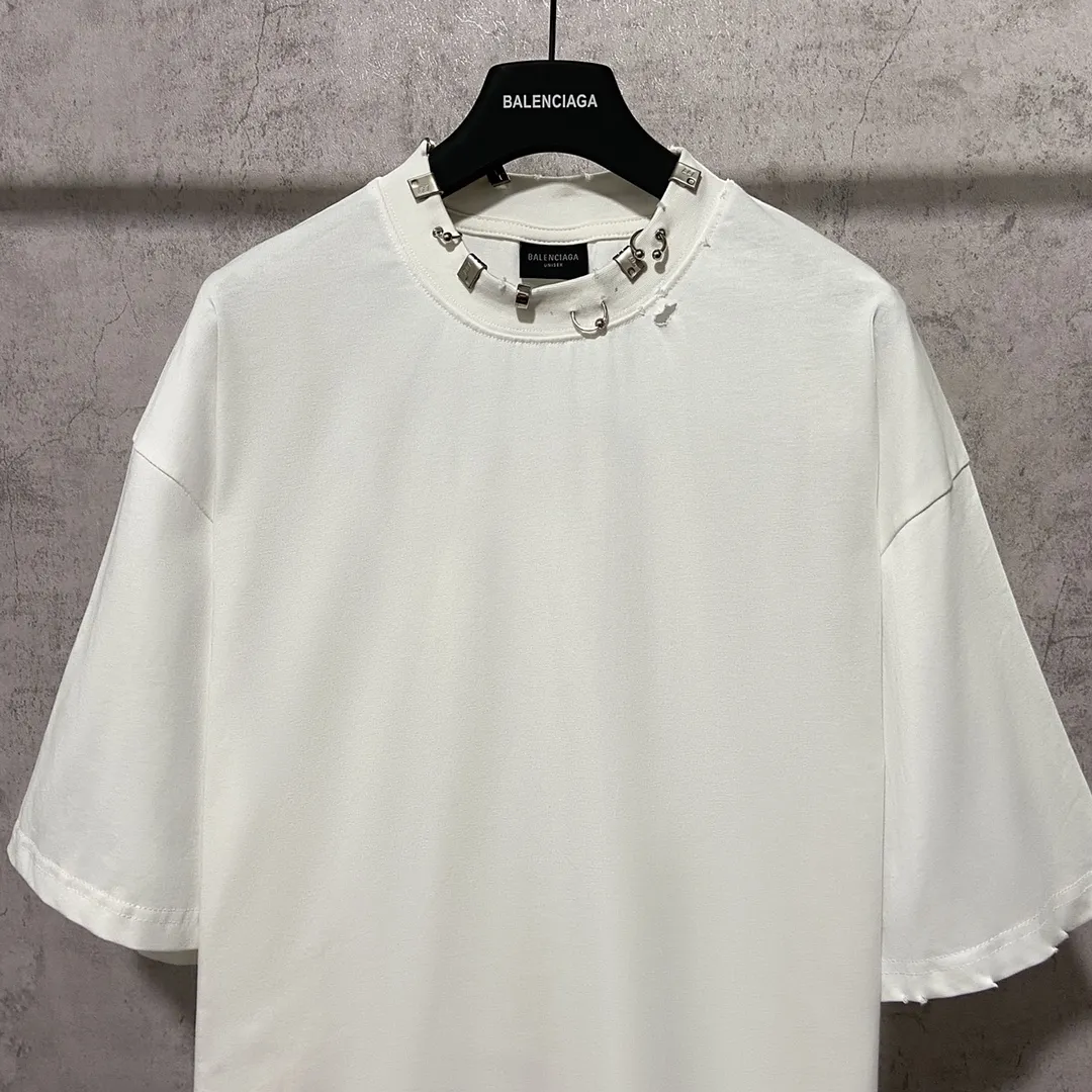 🅿️210 9139# Detailed picture Top version [[BALENCIA*GA] Official website quality Paris new hardware buckle rivet perforated short-sleeved T-shirt OS version Loose dropped shoulders Unisex style Fabric: 260 grams 100% cotton double yarn Craftsmanship: Hand-made buttoning Garment washing Frayed Old styling Solid color Color: Black White Size: XS S M L