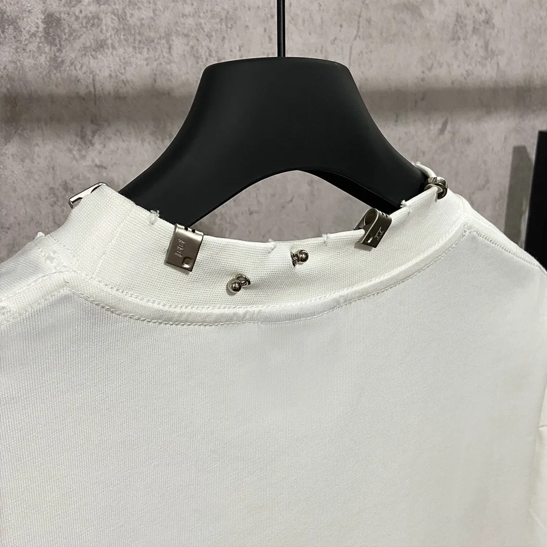 🅿️210 9139# Detailed picture Top version [[BALENCIA*GA] Official website quality Paris new hardware buckle rivet perforated short-sleeved T-shirt OS version Loose dropped shoulders Unisex style Fabric: 260 grams 100% cotton double yarn Craftsmanship: Hand-made buttoning Garment washing Frayed Old styling Solid color Color: Black White Size: XS S M L