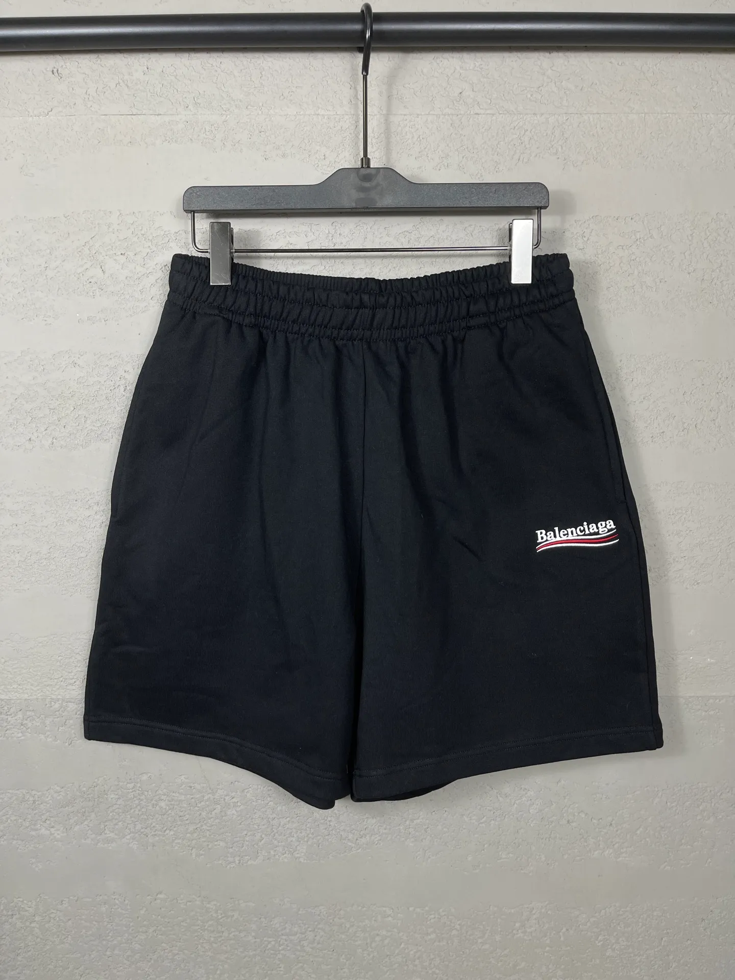🅿️210 real photos [Top version. Official website quality] BALENCI*GA/Paris. New model. Shorts with classic LOGO embroidery of Ocean Splash. Synchronized with brick cabinets. Developed as authentic products at the first time, please print and compare! The fabric is made of Paris ZP custom-woven and dyed 100% cotton terry sweatshirt. The weight is 460 grams. The cloth surface is clean. The cloth pattern is clear and the hand feels soft and comfortable. The embroidery uses an imported Tajima embroidery machine. The letters are clear and the effect is three-dimensional. The version adopts a loose version. Same style for men and women. Code: BL257009 Color: black, rice apricot, floral gray Size: XS S M L