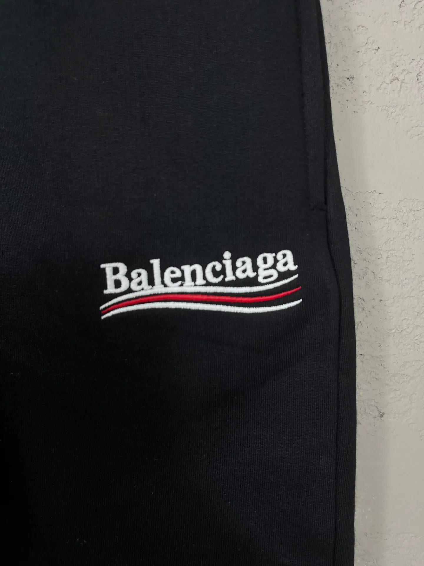 🅿️210 real photos [Top version. Official website quality] BALENCI*GA/Paris. New model. Shorts with classic LOGO embroidery of Ocean Splash. Synchronized with brick cabinets. Developed as authentic products at the first time, please print and compare! The fabric is made of Paris ZP custom-woven and dyed 100% cotton terry sweatshirt. The weight is 460 grams. The cloth surface is clean. The cloth pattern is clear and the hand feels soft and comfortable. The embroidery uses an imported Tajima embroidery machine. The letters are clear and the effect is three-dimensional. The version adopts a loose version. Same style for men and women. Code: BL257009 Color: black, rice apricot, floral gray Size: XS S M L