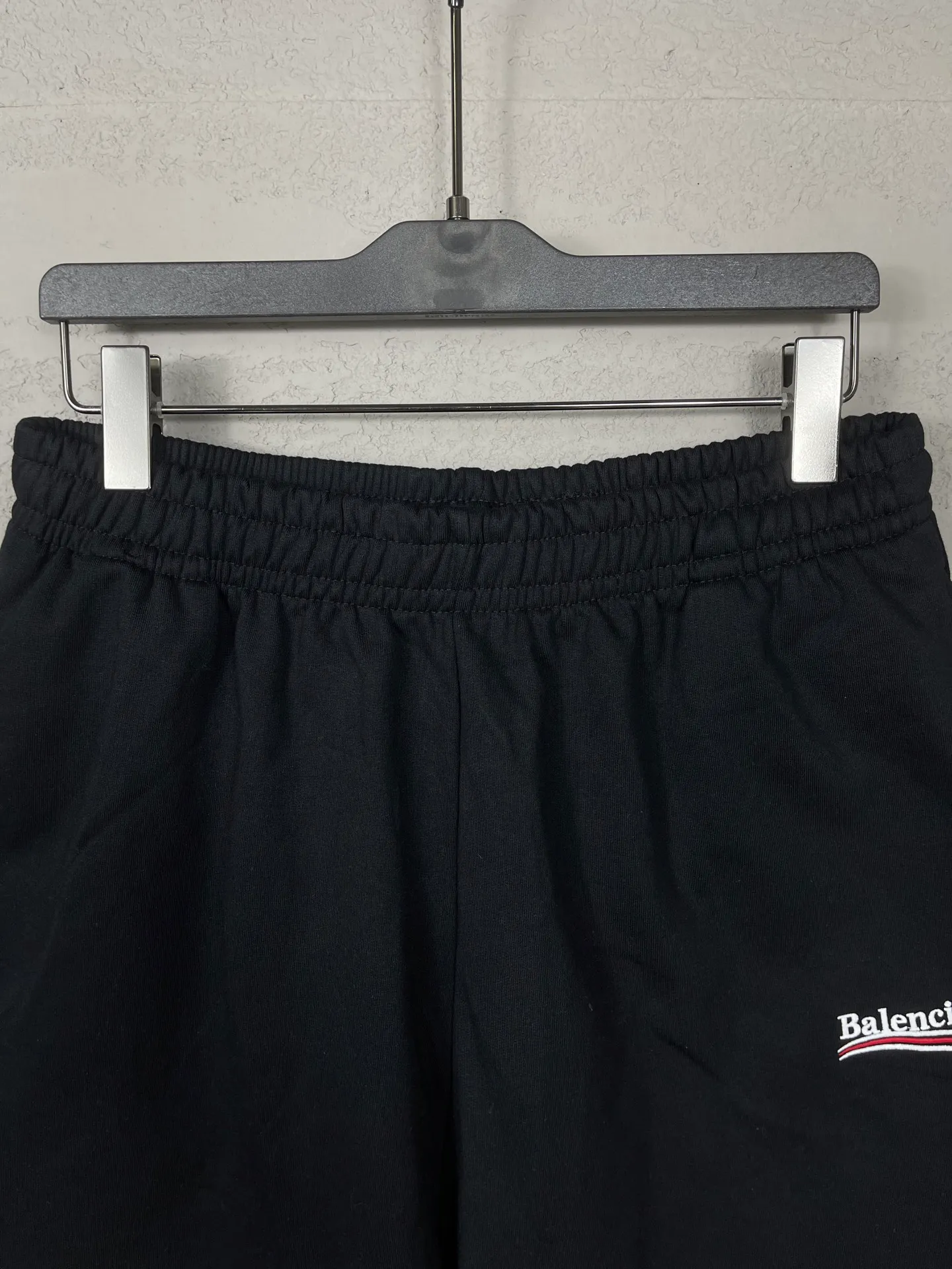 🅿️210 real photos [Top version. Official website quality] BALENCI*GA/Paris. New model. Shorts with classic LOGO embroidery of Ocean Splash. Synchronized with brick cabinets. Developed as authentic products at the first time, please print and compare! The fabric is made of Paris ZP custom-woven and dyed 100% cotton terry sweatshirt. The weight is 460 grams. The cloth surface is clean. The cloth pattern is clear and the hand feels soft and comfortable. The embroidery uses an imported Tajima embroidery machine. The letters are clear and the effect is three-dimensional. The version adopts a loose version. Same style for men and women. Code: BL257009 Color: black, rice apricot, floral gray Size: XS S M L
