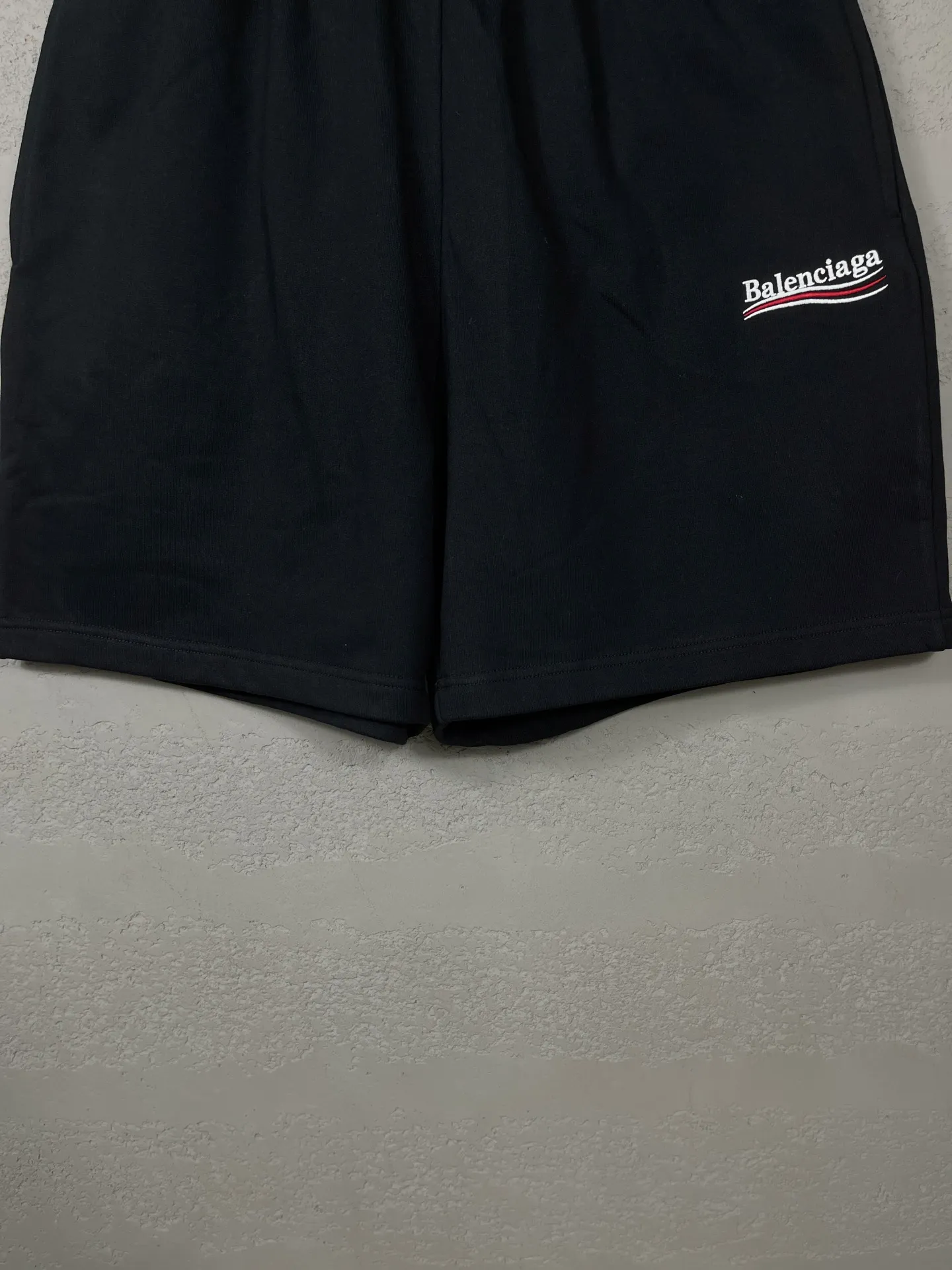 🅿️210 real photos [Top version. Official website quality] BALENCI*GA/Paris. New model. Shorts with classic LOGO embroidery of Ocean Splash. Synchronized with brick cabinets. Developed as authentic products at the first time, please print and compare! The fabric is made of Paris ZP custom-woven and dyed 100% cotton terry sweatshirt. The weight is 460 grams. The cloth surface is clean. The cloth pattern is clear and the hand feels soft and comfortable. The embroidery uses an imported Tajima embroidery machine. The letters are clear and the effect is three-dimensional. The version adopts a loose version. Same style for men and women. Code: BL257009 Color: black, rice apricot, floral gray Size: XS S M L