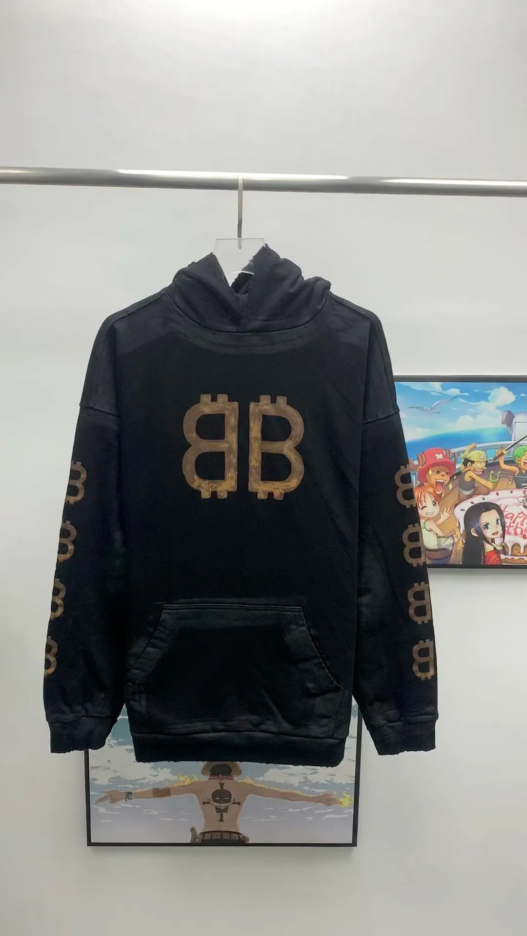 Frontal real shot video————Top tested version 🌟23ss autumn new BALENCIAGA Bitcoin front and rear arms BB printed loose hooded sweatshirt unisex terry hoodie Balenciaga is really cheating this year! Another hot item🔥 Today I really bring you a high-quality and cost-effective sweatshirt, 420g heavyweight pure cotton terry fabric! Ingredients carefully used! The hats are all sewn together in large pieces, which consumes a lot of fabric! The printing on the front, back, left and right uses imported environmentally friendly ♻️ screen printing! Brush it on bit by bit manually! It’s so strong that it won’t be washed off for a long time! Not cracked! Large foreign trade factory with fine workmanship! Every process is strictly subject to strict requirements! The wiring is neat. Excipients are complete with three standards! They are all top-notch customized accessories! This Balenciaga upper body is the king! It has a retro flavor without losing high-end taste! It brings a different visual experience to people. Whether you are a student or working and traveling, or your body proportions are not perfect, it can cover you in a coordinated way. If you like it, hurry up and get one! Looking forward to your driving 💗 Ready stock available in seconds Color: black XS——L P:450