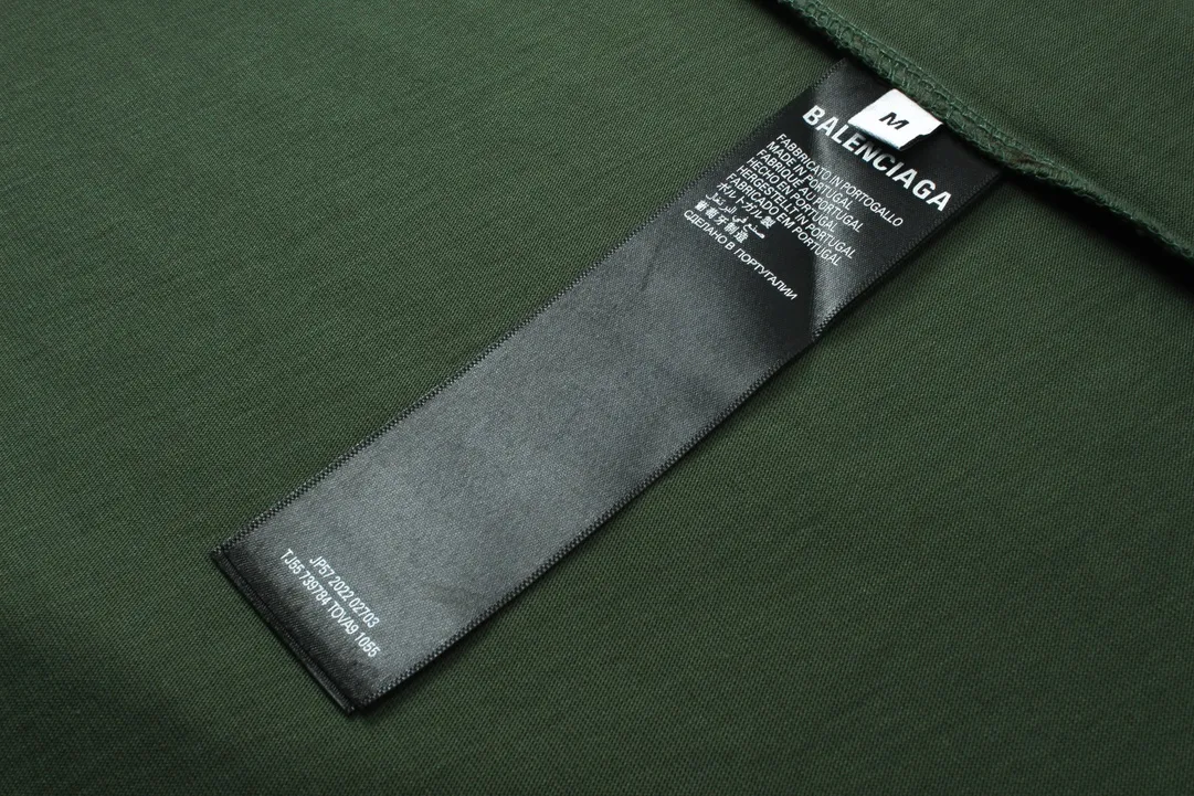 🅿️250 BALENCI*GA Paris tape series printed washed distressed long sleeves. The fabric is made of 280g Paris-specific double yarns*high weight 1:1 double yarn rib. The front and rear panels are made of imported Kornray machine direct-injection printing technology. Distressing + multi-position cutting and wear-making process. Two high-temperature shaping washes. os dropped shoulders and loose version. Same style for men and women -Color: off-white, iron gray, burgundy, green, black blue, fog blue -SIZE: XS S M L style number 8602#