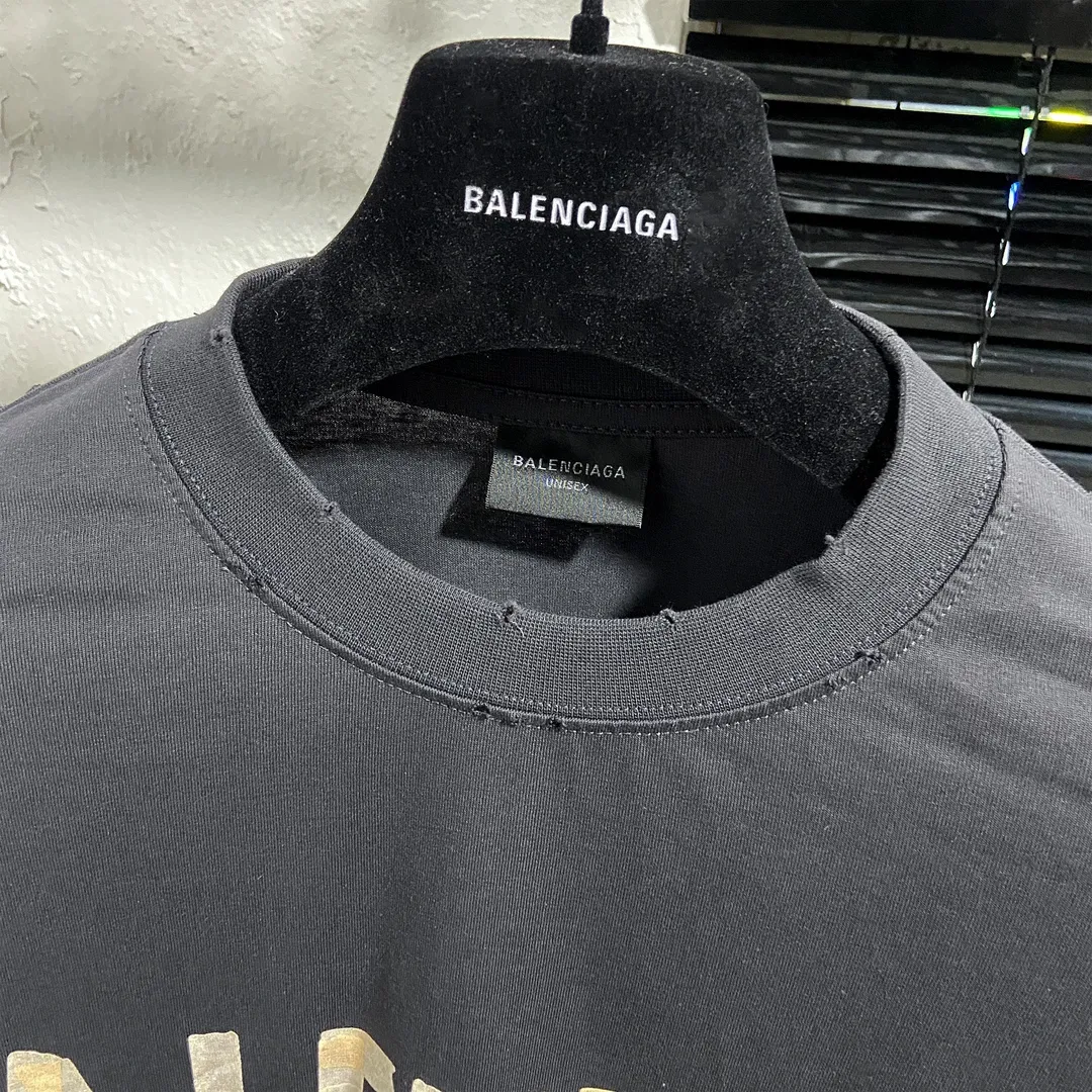🅿️200 8110# Actual pictures Top version [[BALENCIA*GA] Official website quality Paris new yellow tape digital direct spray long-sleeved T-shirt OS version Loose dropped shoulders Unisex style Fabric: 260g 100% cotton double yarn Process: Front and back digital direct spray Garment wash Frayed Distressed Styling Solid Color Color: Gray blue Black White Washed blue Burgundy Green Size: XS S M L