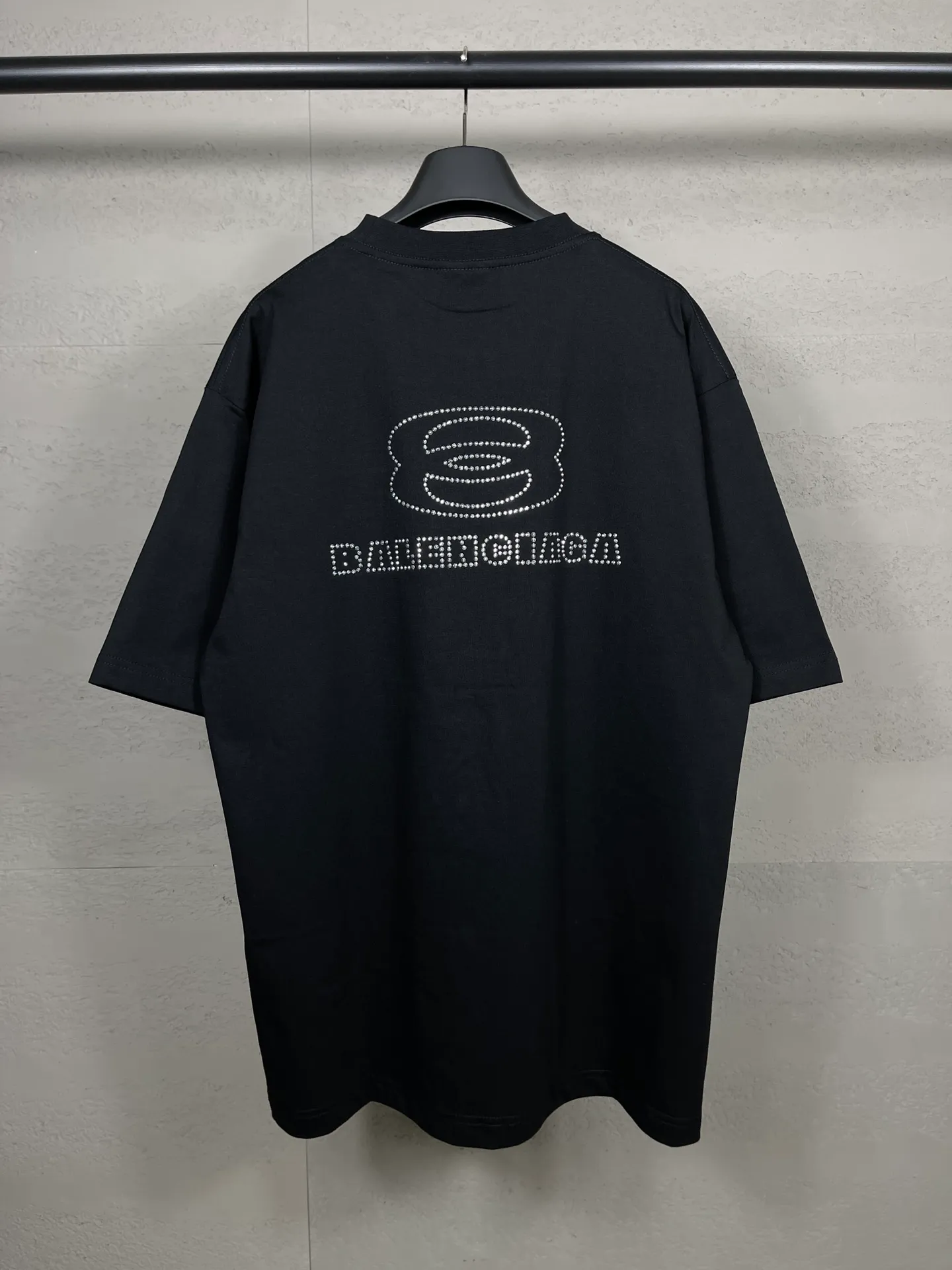 🅿️174 Actual pictures [Top version. Official website quality] BALENCI*GA/Paris BALENCI*GA# New style, classic LOGO hot-drilled short-sleeved T-shirt on the front and back. Brick cabinet synchronization. The fabric is made of Paris ZP custom-woven and dyed 100% cotton double yarn compact cotton. The weight is 260 grams, the cloth surface is clean. The cloth pattern is clear. Soft and comfortable. The color fastness is good. It is not easy to change color. The threads are woven and dyed with no color difference. The back hot drill uses imported drill, which has good gloss and is not easy to fall off. Jubie market makes goods based on pictures. Comparisons welcome. Restore the brick cabinet. The version adopts the OS loose shoulder version. Same style for men and women. Code: BL223355 Color: Black. White Size: XS to L