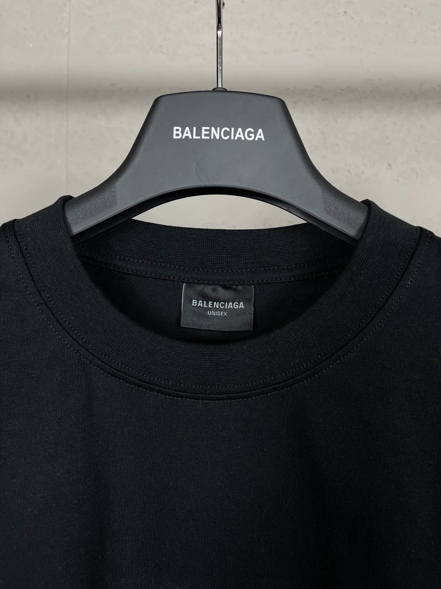 🅿️174 Actual pictures [Top version. Official website quality] BALENCI*GA/Paris BALENCI*GA# New style, classic LOGO hot-drilled short-sleeved T-shirt on the front and back. Brick cabinet synchronization. The fabric is made of Paris ZP custom-woven and dyed 100% cotton double yarn compact cotton. The weight is 260 grams, the cloth surface is clean. The cloth pattern is clear. Soft and comfortable. The color fastness is good. It is not easy to change color. The threads are woven and dyed with no color difference. The back hot drill uses imported drill, which has good gloss and is not easy to fall off. Jubie market makes goods based on pictures. Comparisons welcome. Restore the brick cabinet. The version adopts the OS loose shoulder version. Same style for men and women. Code: BL223355 Color: Black. White Size: XS to L