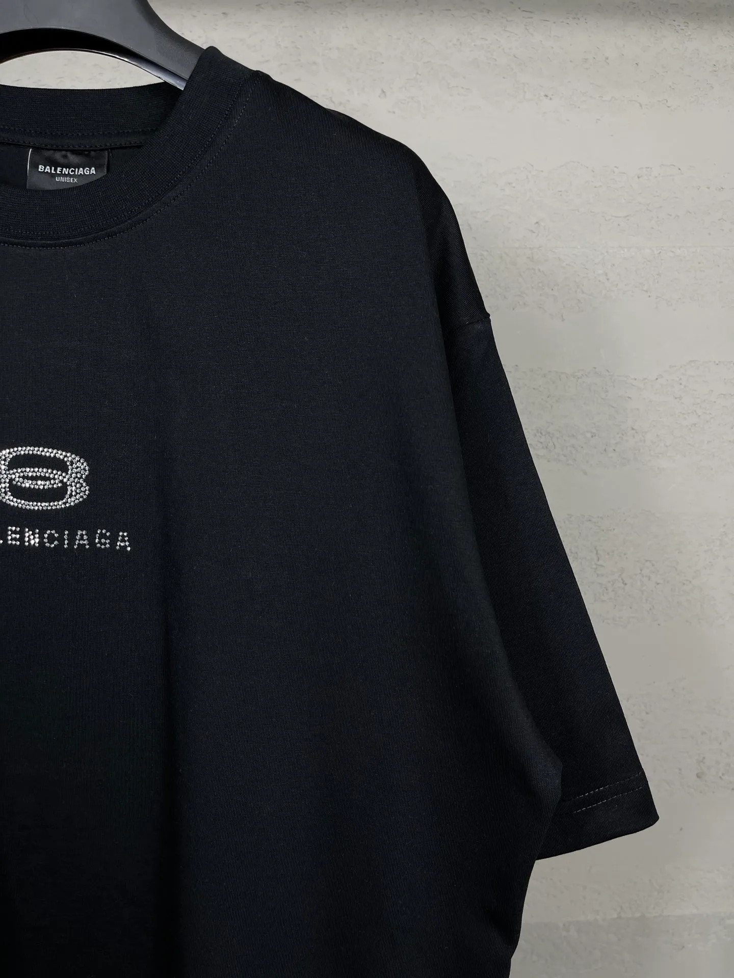 🅿️174 Actual pictures [Top version. Official website quality] BALENCI*GA/Paris BALENCI*GA# New style, classic LOGO hot-drilled short-sleeved T-shirt on the front and back. Brick cabinet synchronization. The fabric is made of Paris ZP custom-woven and dyed 100% cotton double yarn compact cotton. The weight is 260 grams, the cloth surface is clean. The cloth pattern is clear. Soft and comfortable. The color fastness is good. It is not easy to change color. The threads are woven and dyed with no color difference. The back hot drill uses imported drill, which has good gloss and is not easy to fall off. Jubie market makes goods based on pictures. Comparisons welcome. Restore the brick cabinet. The version adopts the OS loose shoulder version. Same style for men and women. Code: BL223355 Color: Black. White Size: XS to L