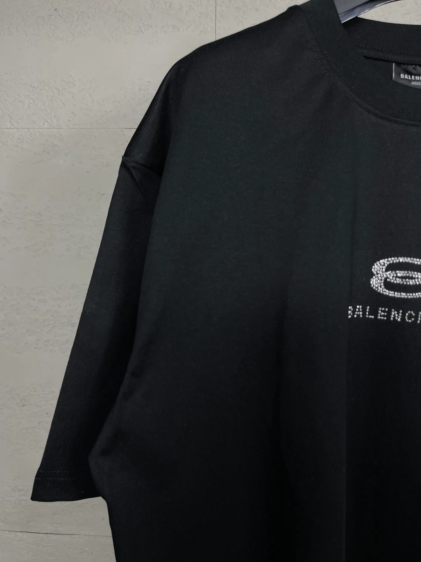 🅿️174 Actual pictures [Top version. Official website quality] BALENCI*GA/Paris BALENCI*GA# New style, classic LOGO hot-drilled short-sleeved T-shirt on the front and back. Brick cabinet synchronization. The fabric is made of Paris ZP custom-woven and dyed 100% cotton double yarn compact cotton. The weight is 260 grams, the cloth surface is clean. The cloth pattern is clear. Soft and comfortable. The color fastness is good. It is not easy to change color. The threads are woven and dyed with no color difference. The back hot drill uses imported drill, which has good gloss and is not easy to fall off. Jubie market makes goods based on pictures. Comparisons welcome. Restore the brick cabinet. The version adopts the OS loose shoulder version. Same style for men and women. Code: BL223355 Color: Black. White Size: XS to L
