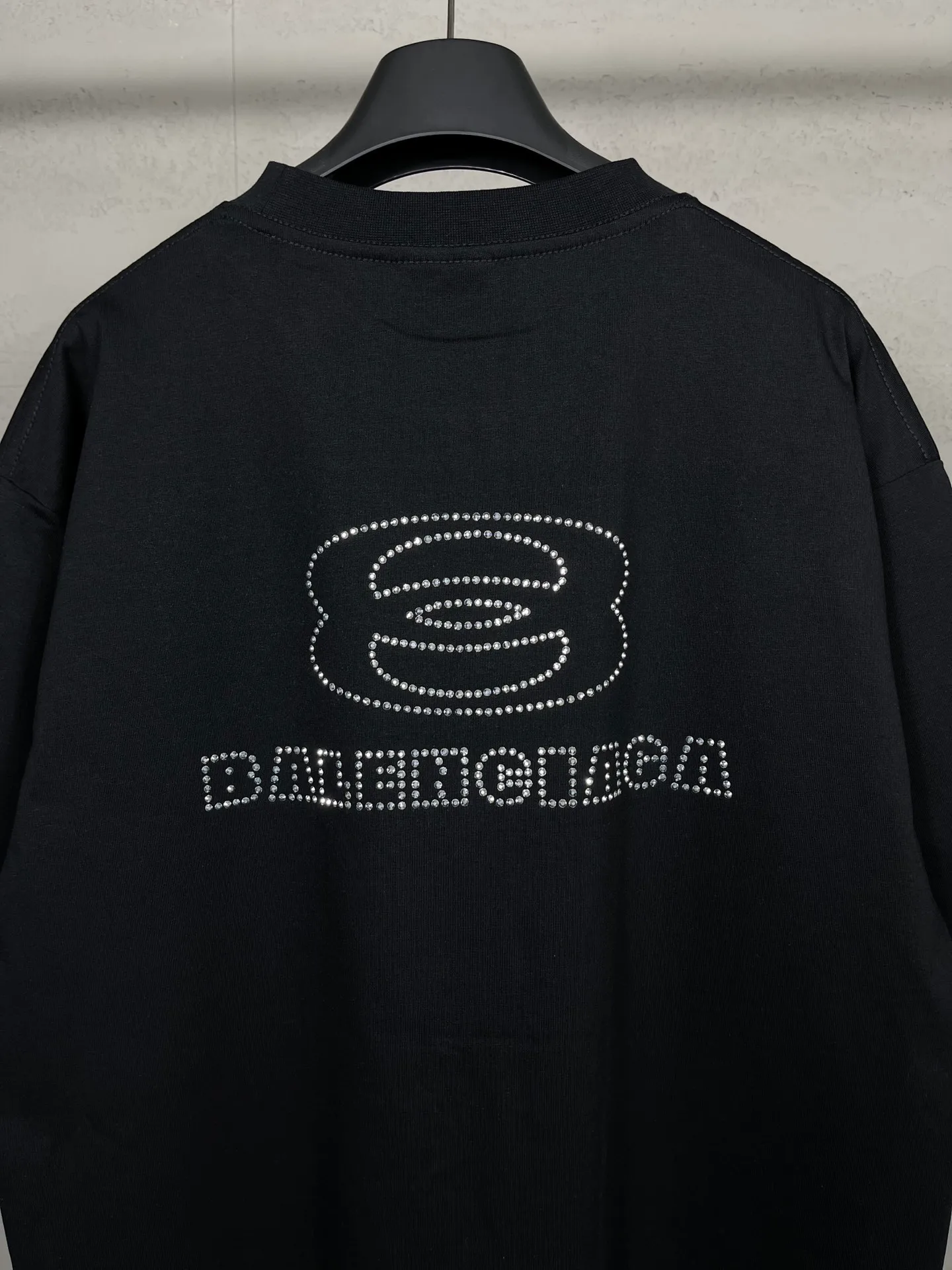 🅿️174 Actual pictures [Top version. Official website quality] BALENCI*GA/Paris BALENCI*GA# New style, classic LOGO hot-drilled short-sleeved T-shirt on the front and back. Brick cabinet synchronization. The fabric is made of Paris ZP custom-woven and dyed 100% cotton double yarn compact cotton. The weight is 260 grams, the cloth surface is clean. The cloth pattern is clear. Soft and comfortable. The color fastness is good. It is not easy to change color. The threads are woven and dyed with no color difference. The back hot drill uses imported drill, which has good gloss and is not easy to fall off. Jubie market makes goods based on pictures. Comparisons welcome. Restore the brick cabinet. The version adopts the OS loose shoulder version. Same style for men and women. Code: BL223355 Color: Black. White Size: XS to L